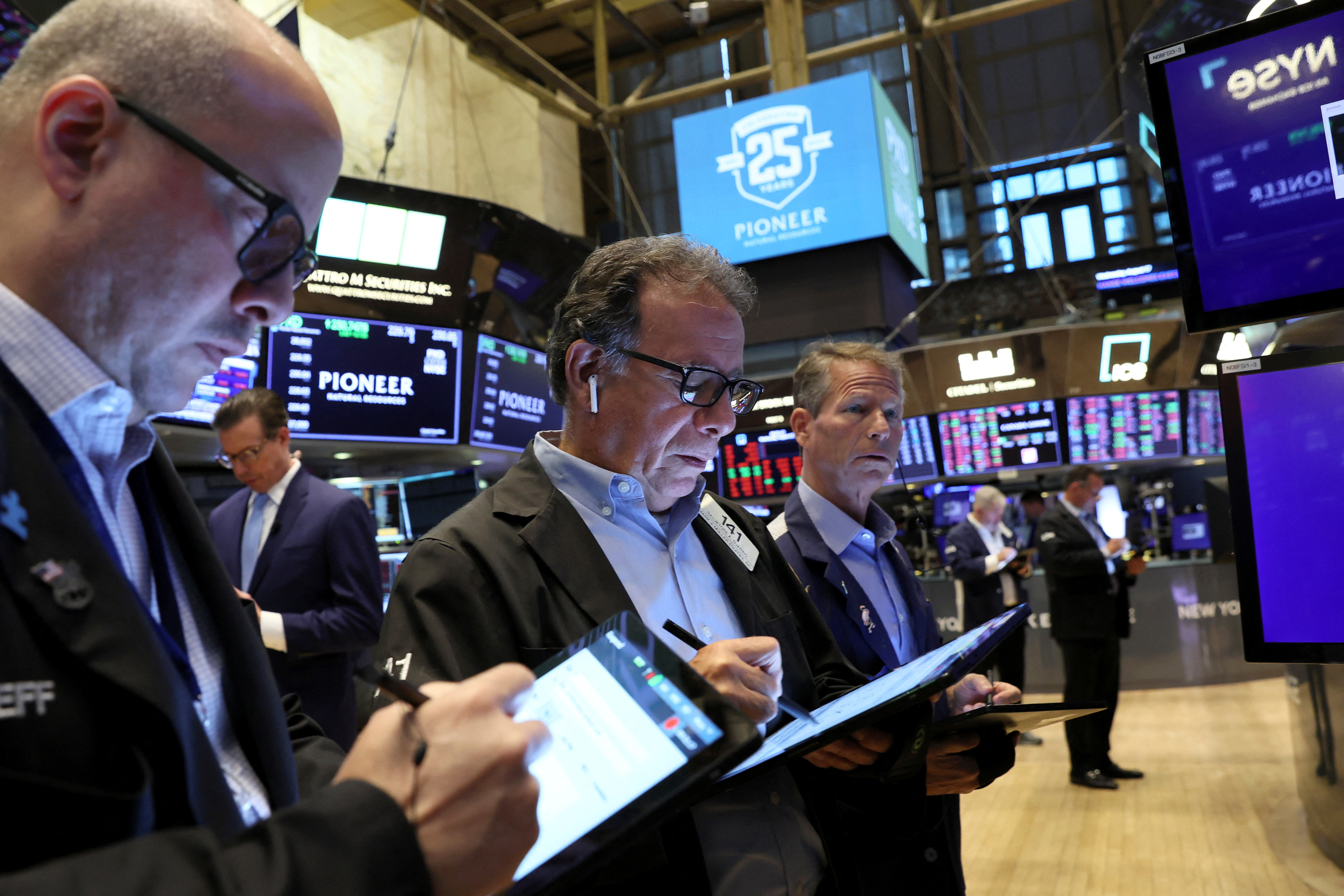 Las acciones en Wall Street se negocian en el New York Stock Exchange (REUTERS/Brendan McDermid)