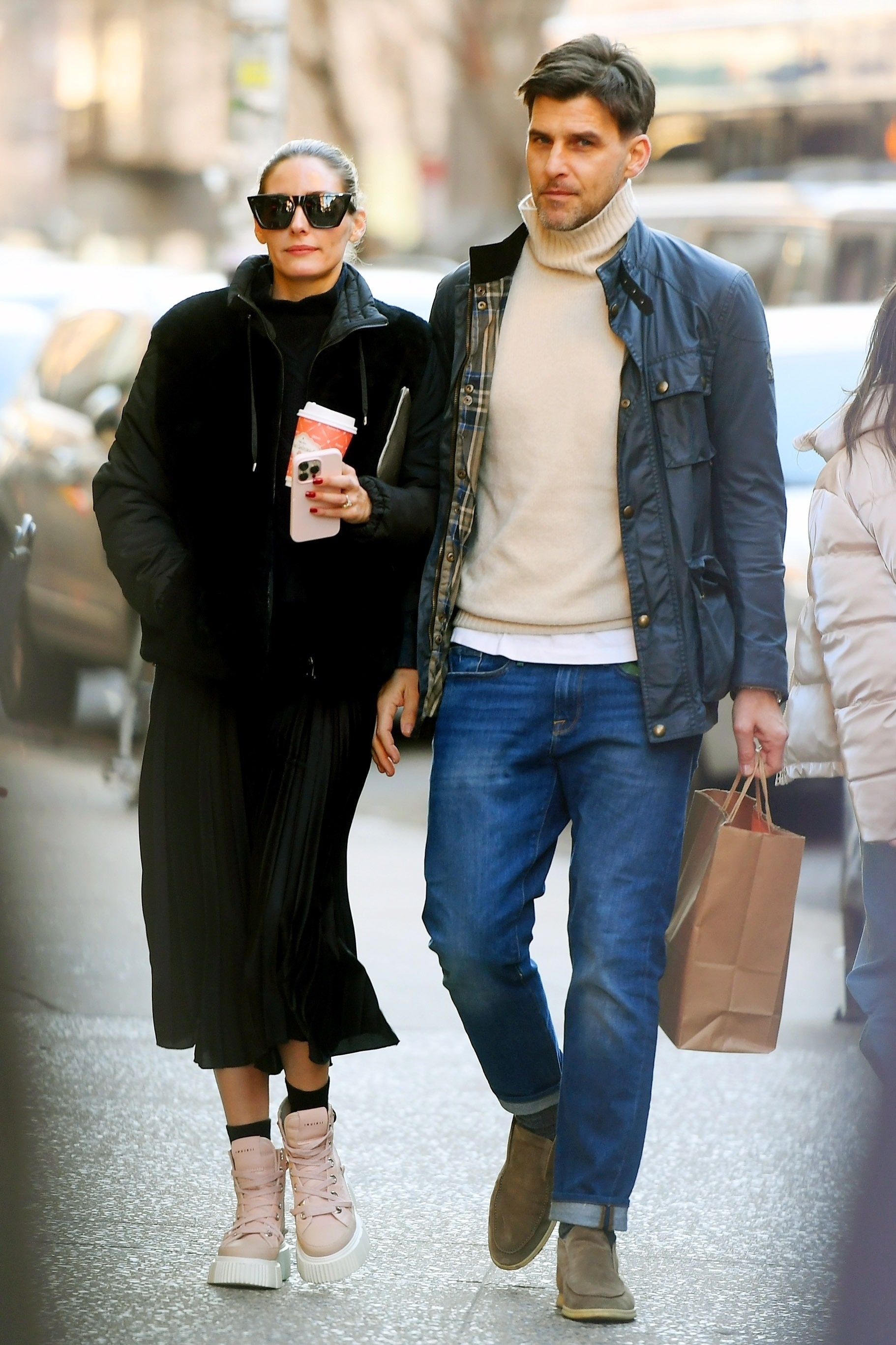 Olivia Palermo y su pareja, Johannes Huebl, dieron un romántico paseo por las calles de Nueva York. Se detuvieron en una tienda a comprar café para llevar y siguieron su camino