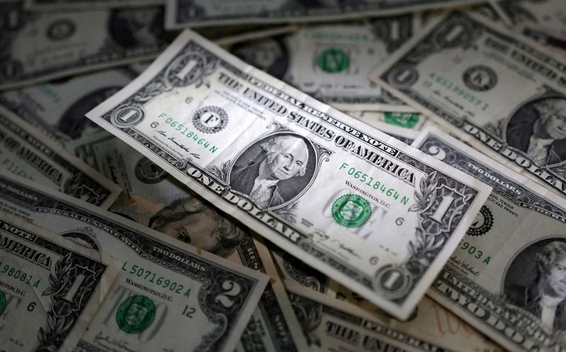 FOTO DE ARCHIVO: Billetes de dólar estadounidense aparecen en esta ilustración tomada el 10 de marzo de 2023. REUTERS/Dado Ruvic/Ilustración/Archivo