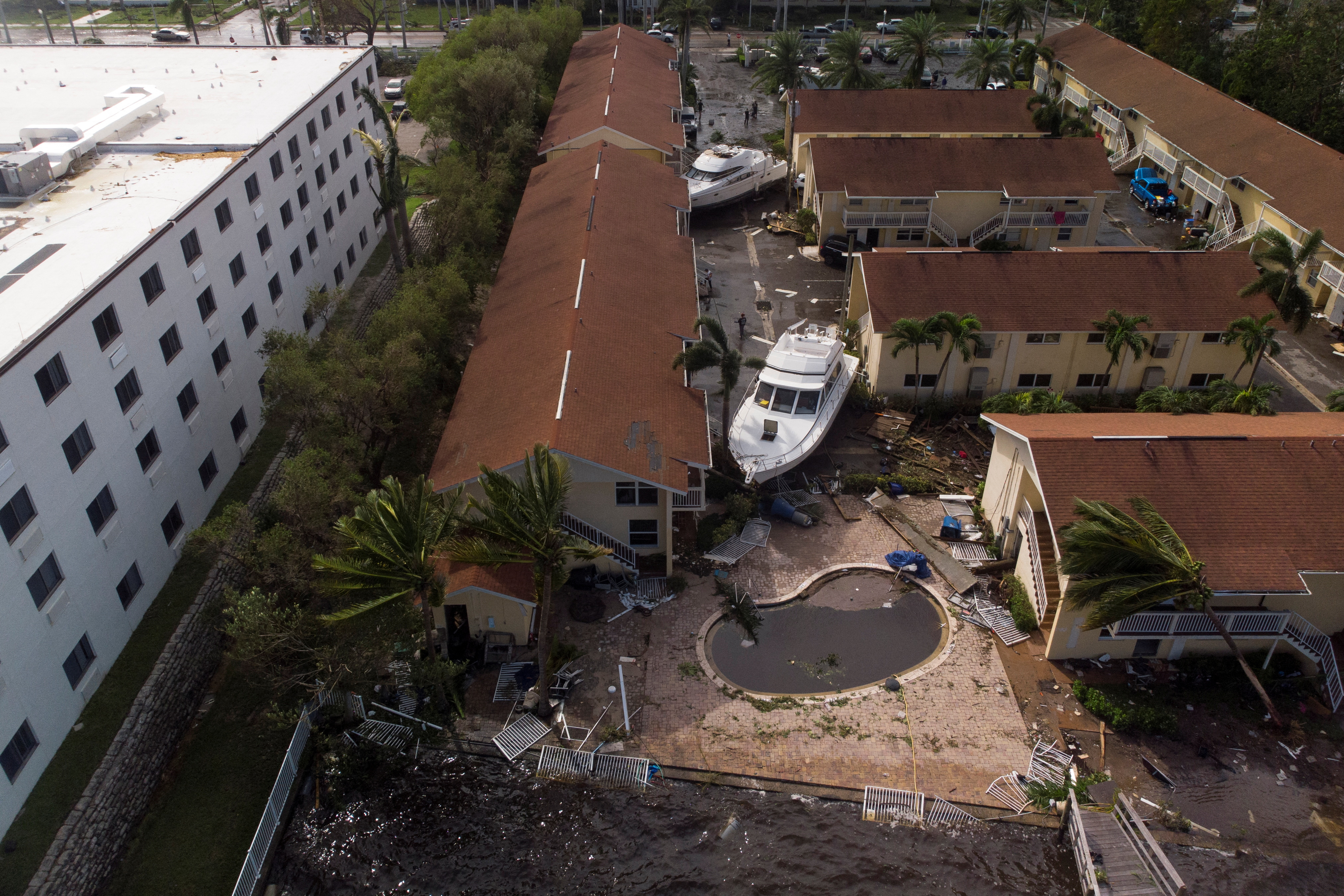 Se ven botes dañados en medio de un condominio en el centro de la ciudad después de que el huracán Ian causara una destrucción generalizada, en Fort Myers, Florida, el 29 de septiembre de 2022. (REUTERS/Marco Bello)