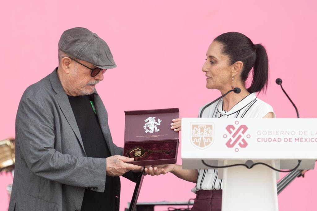 Claudia Sheinbaum presented Silvio Rodríguez with the Keys to the City and an award for being a Distinguished Guest (Photo: Mexico City Press)