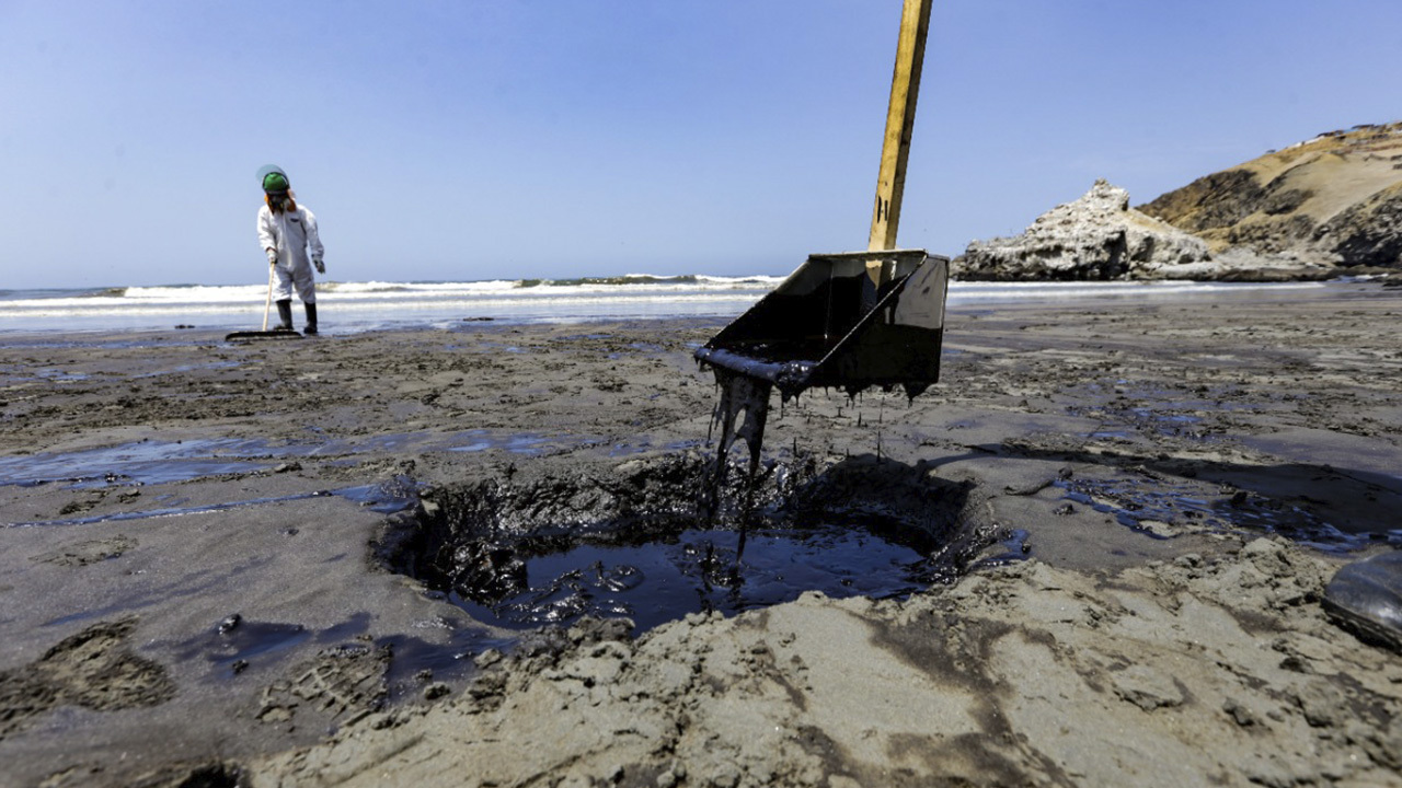 El parlamentario Edward Málaga aseguró que la limpieza de la playa de Ventanilla durará años. Foto: Municipalidad de Ventanilla