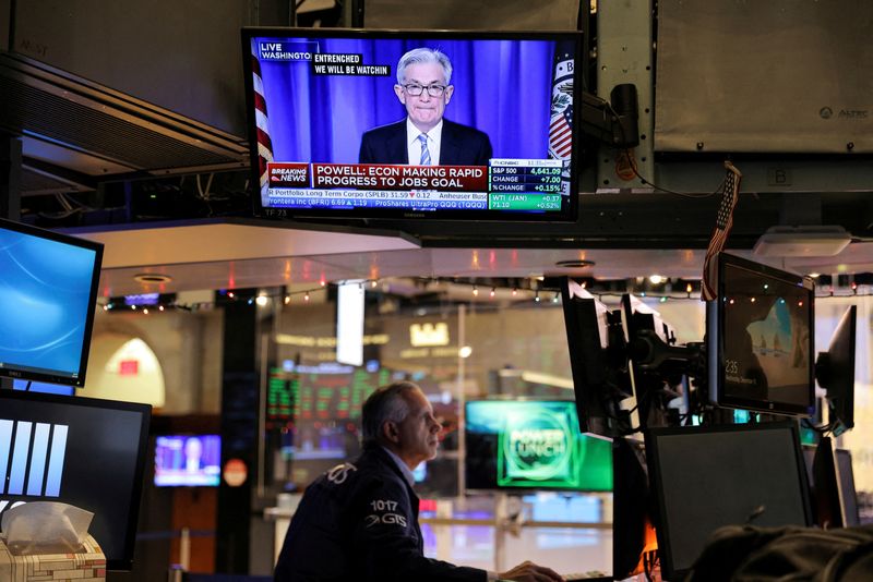 El presidente de la Reserva Federal, Jerome Powell, haciendo comentarios en una pantalla mientras un operador trabaja en la Bolsa de Nueva York (REUTERS/Andrew Kelly)