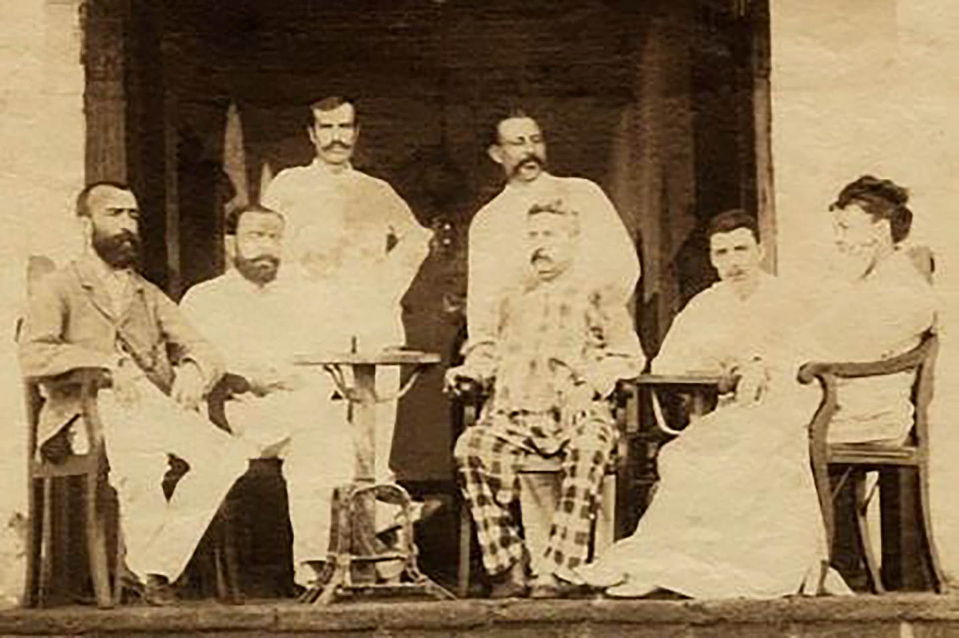 Édouard-Joseph Bidault de Glatigné, “Un coin de table à Aden“, 1880. Bidault de Glatigné era un fotógrafo francés radicado en Adén.