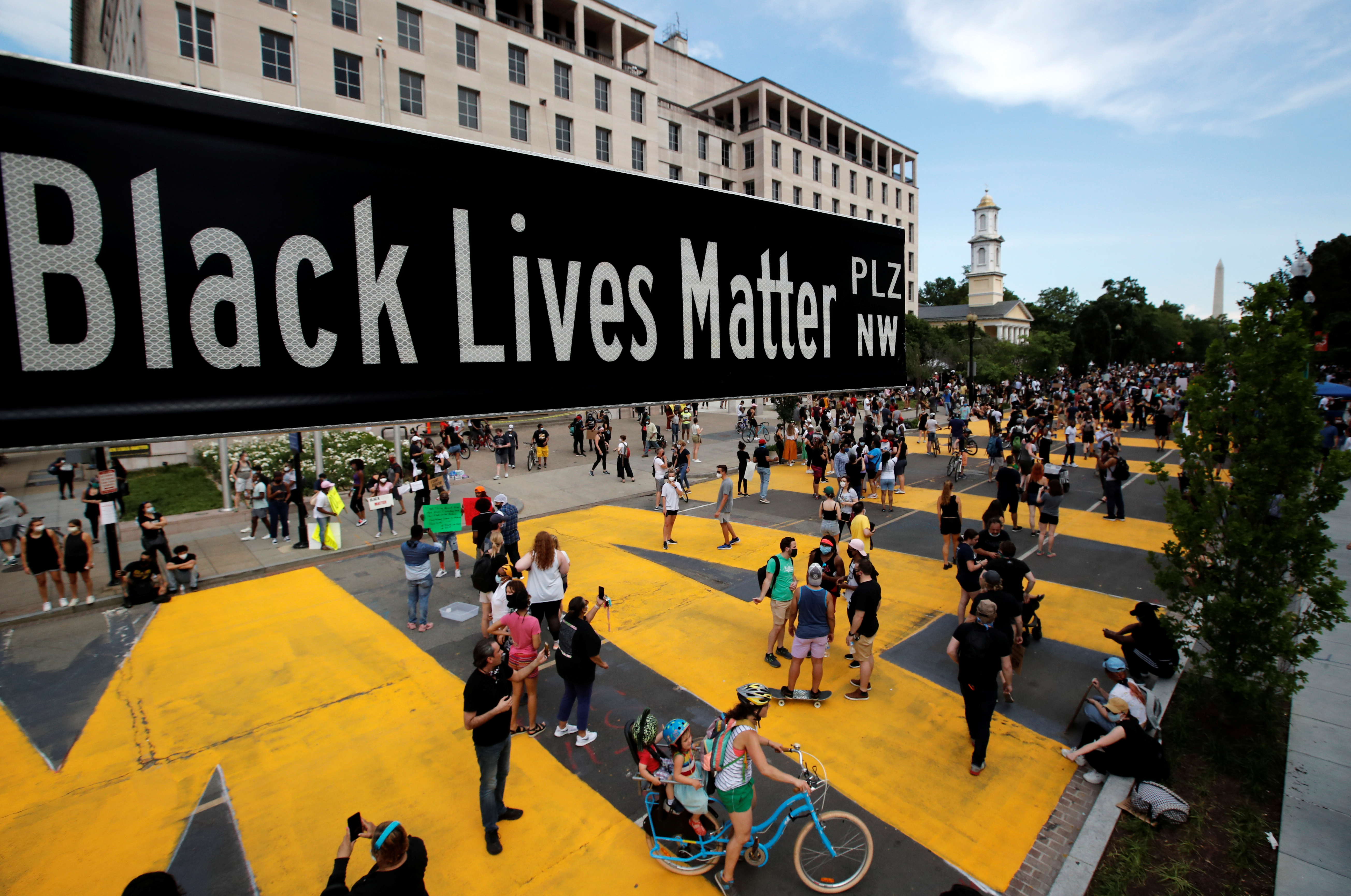 El cartel que señala la calle renombrada Black Lives Matter Plaza en Washington (REUTERS/Carlos Barria)