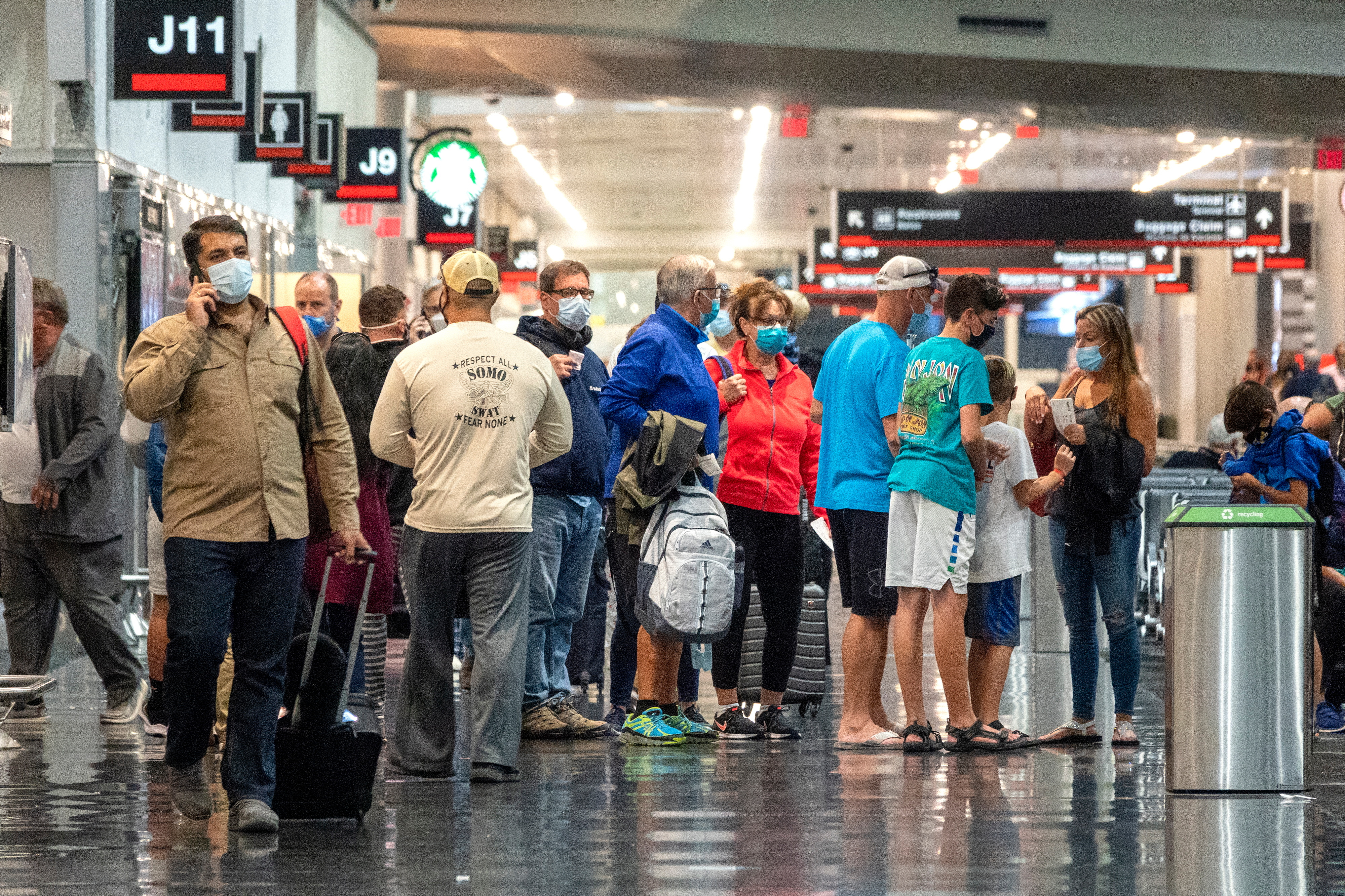 Vista de pasajeros en Aeropuerto Internacional de Miami, en una fotografía de archivo. EFE/Cristobal Herrera-Ulashkevich