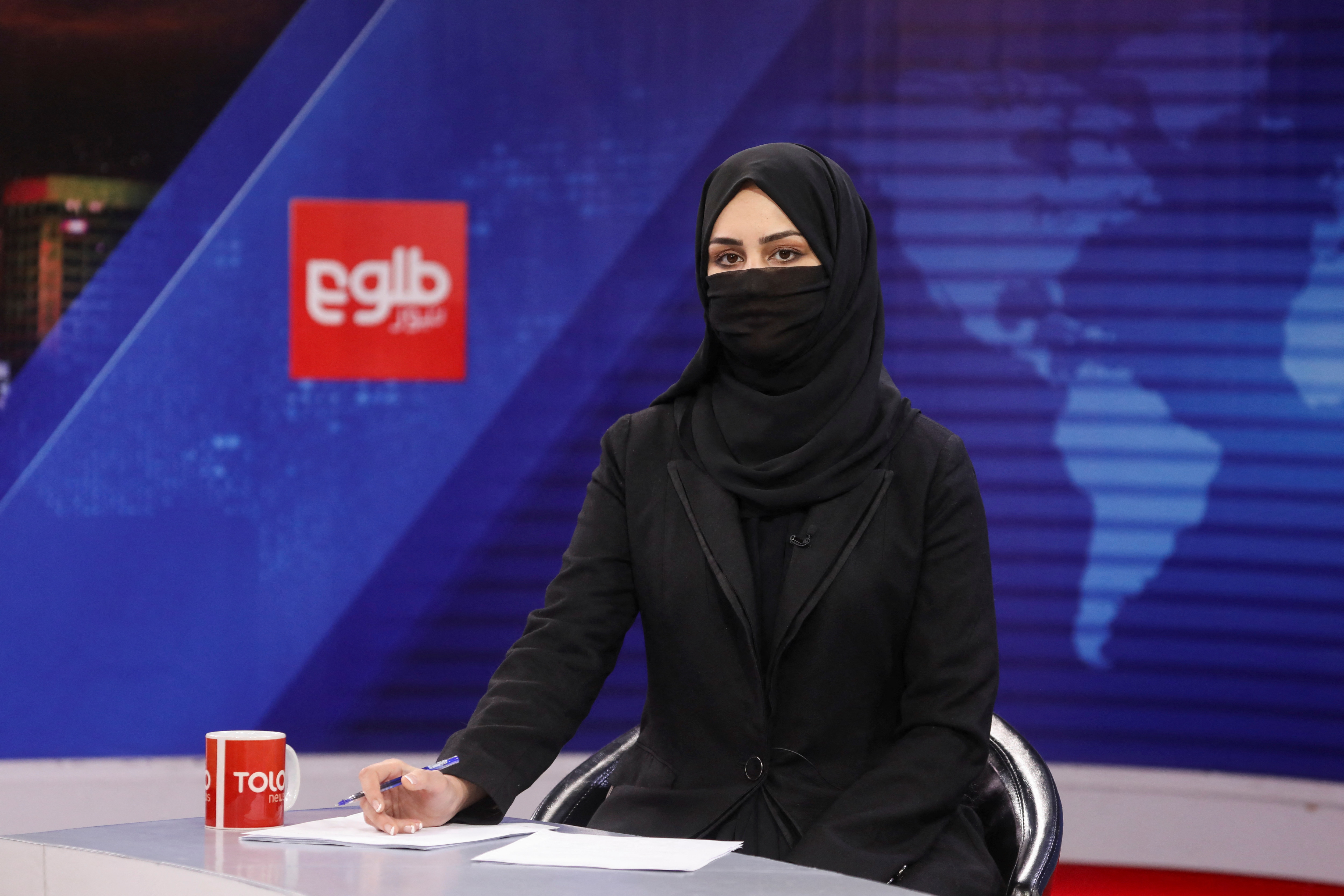 Una presentadora de Tolo News, Khatereh Ahmadi, comenzó a cubrirse el rostro hoy pro orden talibán (REUTERS/Ali Khara)