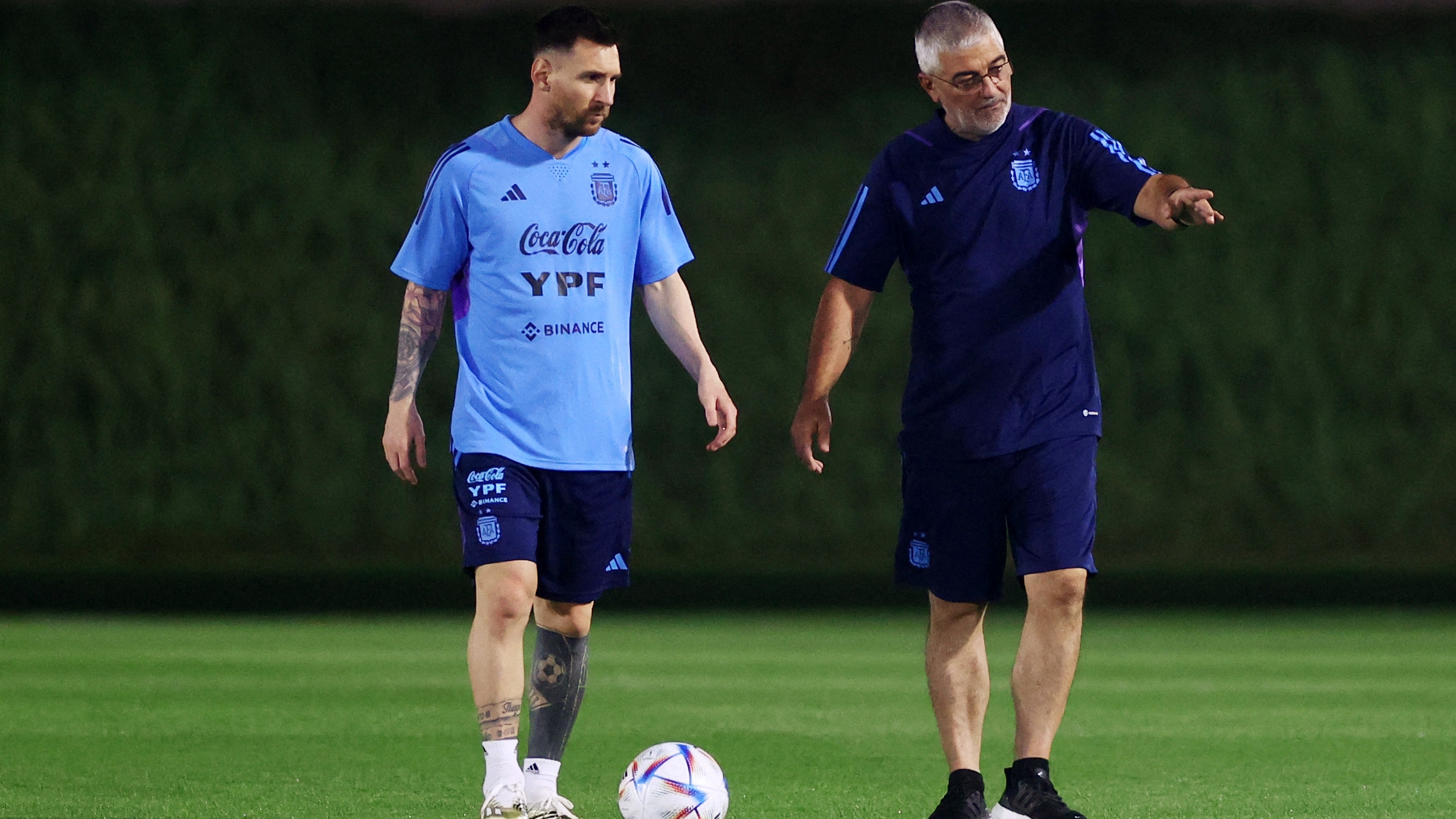 Lionel Messi se entrena diferenciado con el preparado físico (REUTERS/Kai Pfaffenbach)