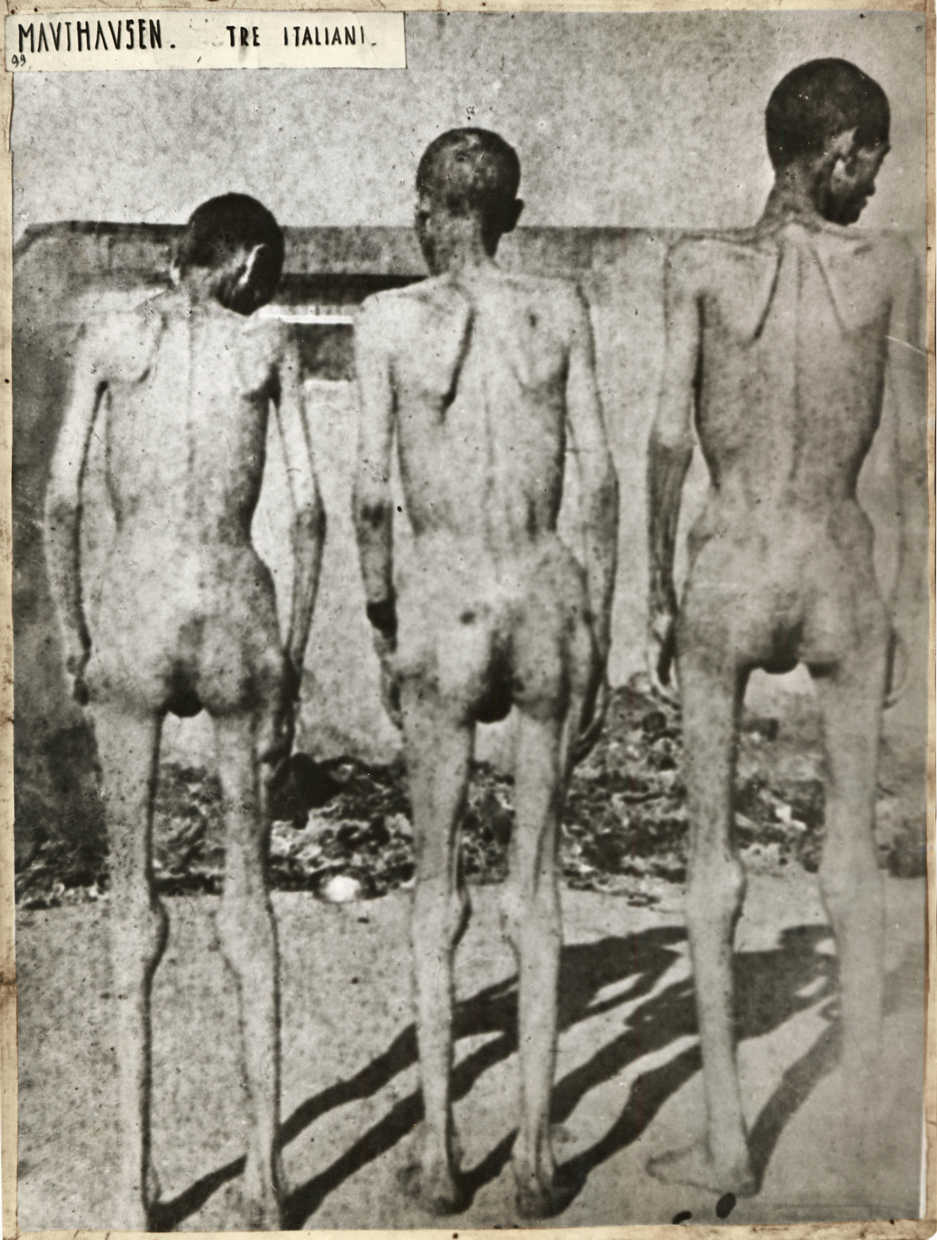 Tres hombres de nacionalidad italiana, prisioneros en el campo de concentración de Mauthausen. Desnutrios, los llamaban los "Muselmann", un término de la jerga nazi que se usaba para describir a los prisioneros que sufrían hambre y agotamiento (Fototeca Gilardi/Getty Images)
