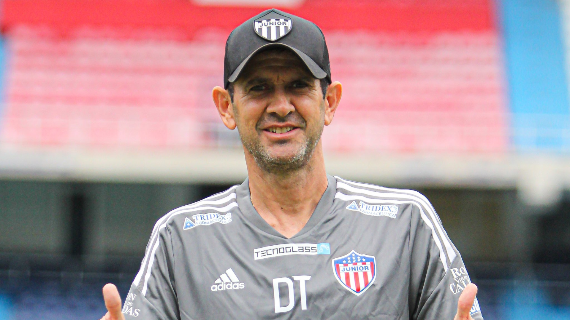 El puesto de Arturo Reyes como técnico del Junior de Barranquilla está pendiendo de un hilo. @JuniorClubSA/Twitter.