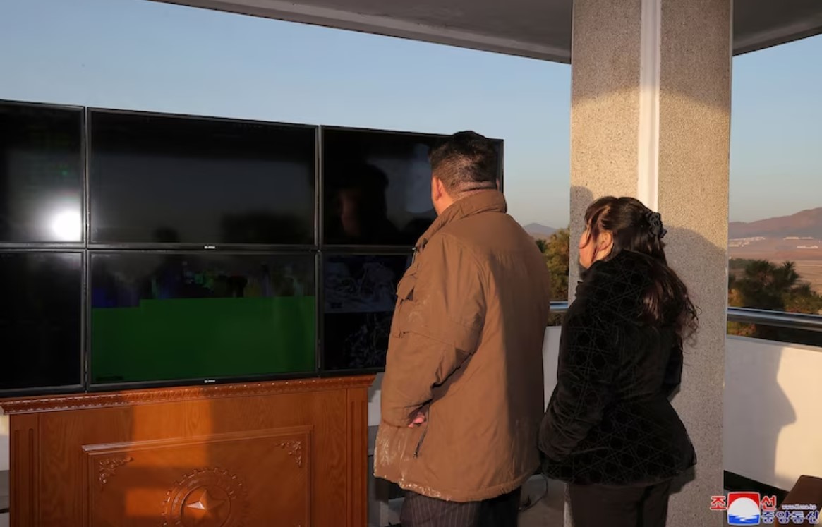 El líder norcoreano, Kim Jong Un, con su hija Kim Ju Ae, viendo el lanzamiento de un misil desde el Aeropuerto Internacional de Pyongyang el 16 de marzo. La niña lleva una chaqueta que se parece mucho a la de Christian Dior (KCNA)