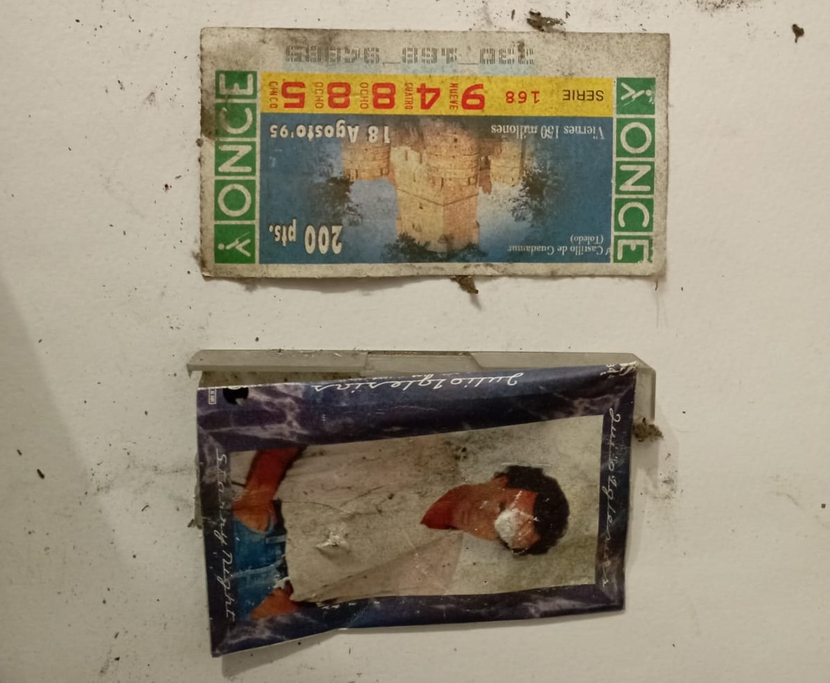 Restos de casetes y un cupón encontrados en los prostíbulos analizados.