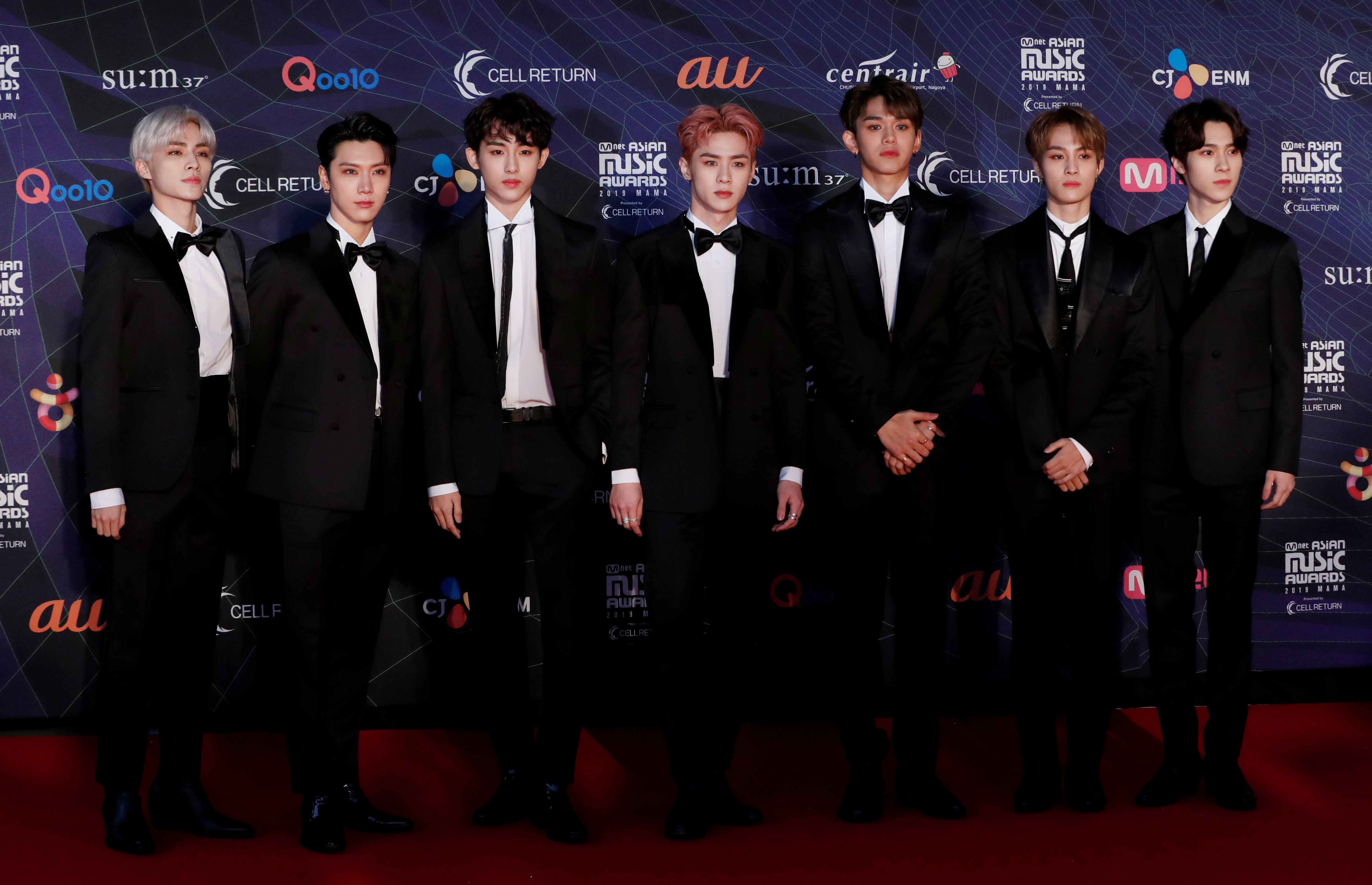 Integrantes del grupo WayV en la alfombra roja de los premios MAMA 2019. REUTERS/Kim Kyung-Hoon