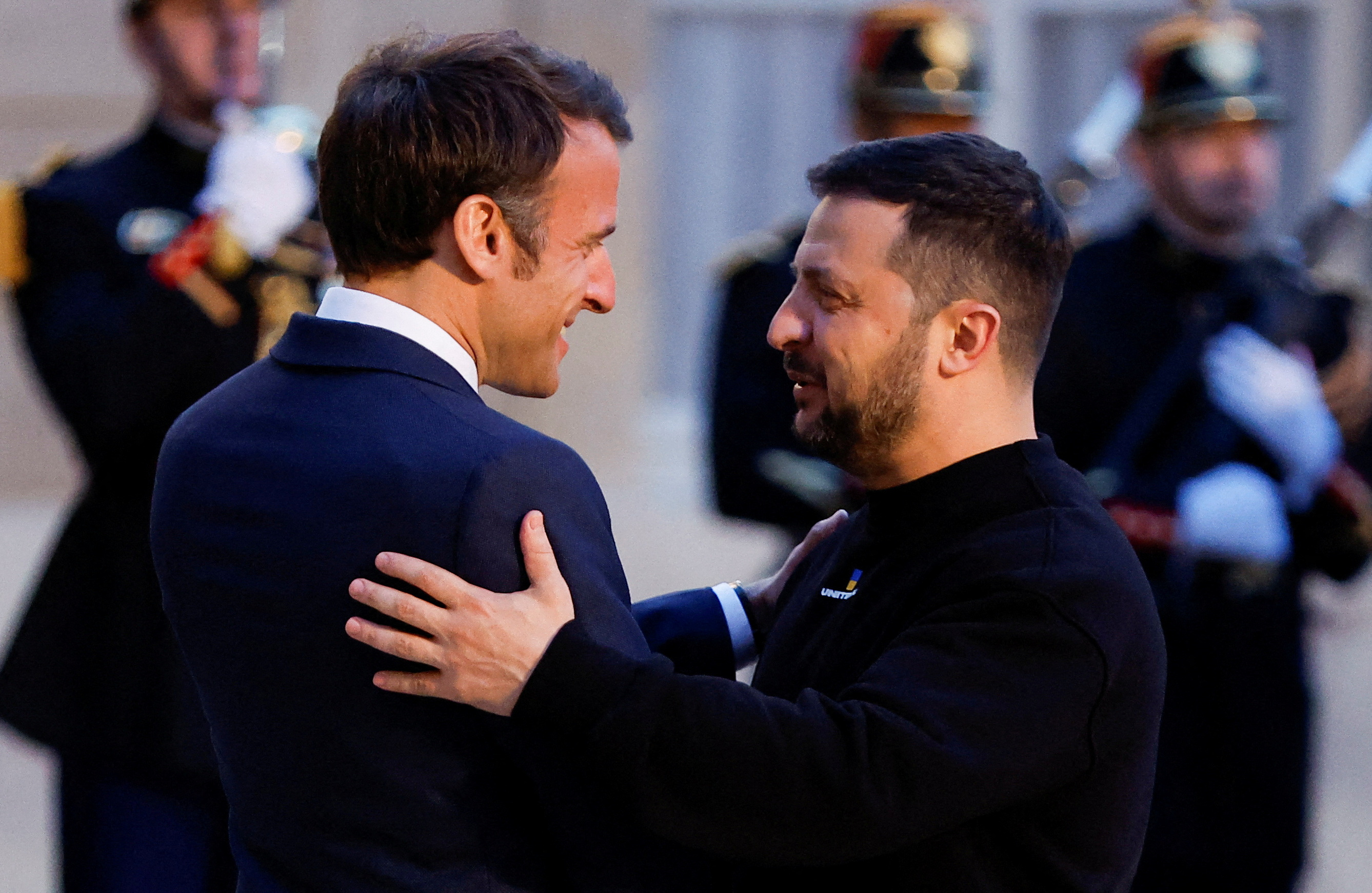 El presidente francés, Emmanuel Macron, da la bienvenida al presidente de Ucrania, Volodymyr Zelenskiy, en el Palacio del Elíseo en París, Francia, el 14 de mayo de 2023. REUTERS/Christian Hartmann/Pool