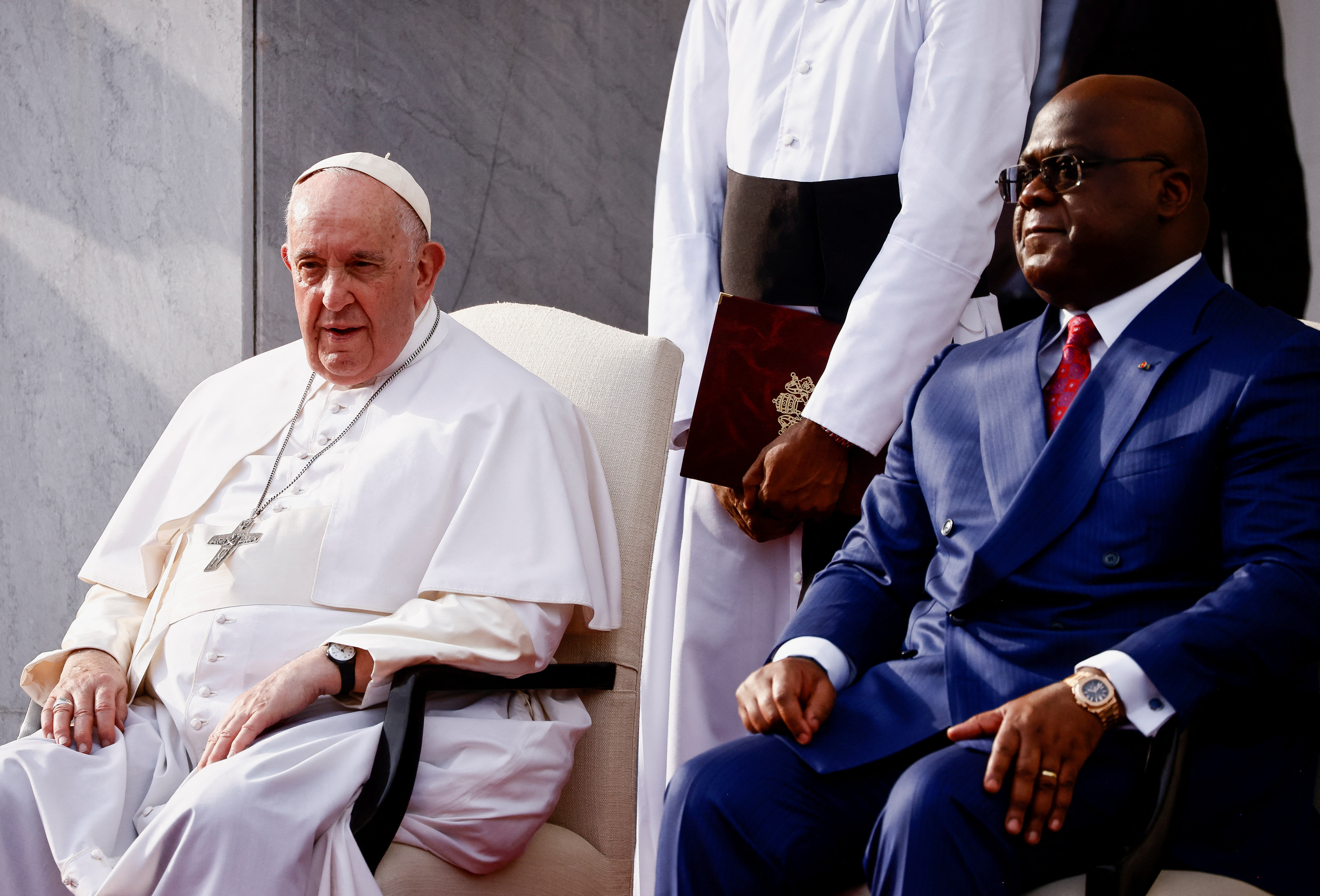 El Papa Francisco se sienta junto al presidente de la República Democrática del Congo, Felix Tshisekedi, mientras asiste a la ceremonia de bienvenida en el Palais de la Nation en el primer día de su viaje apostólico, en Kinshasa, República Democrática del Congo, 31 de enero de 2023. REUTERS/Yara Nardi