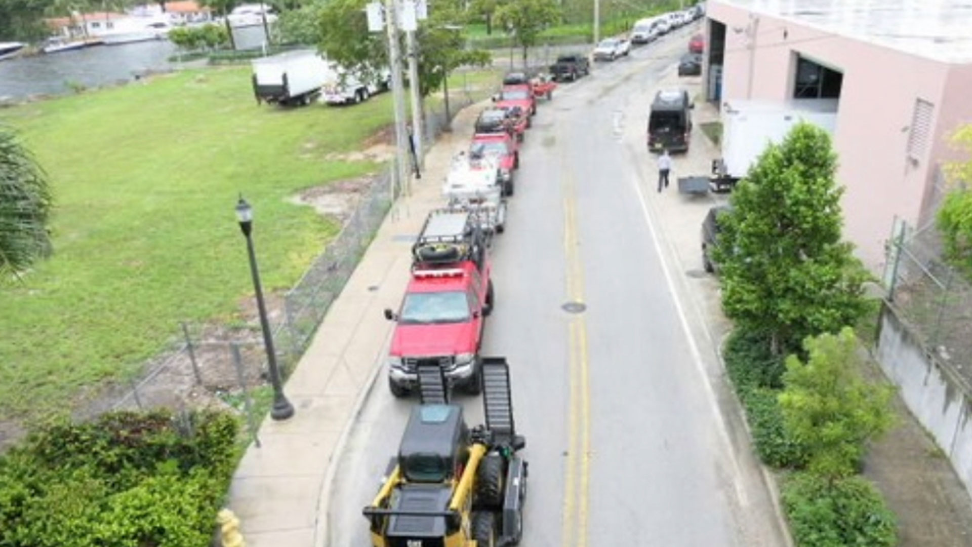 Fila de camiones y vehículos de rescate que Miami está enviando a la costa oeste de la Florida