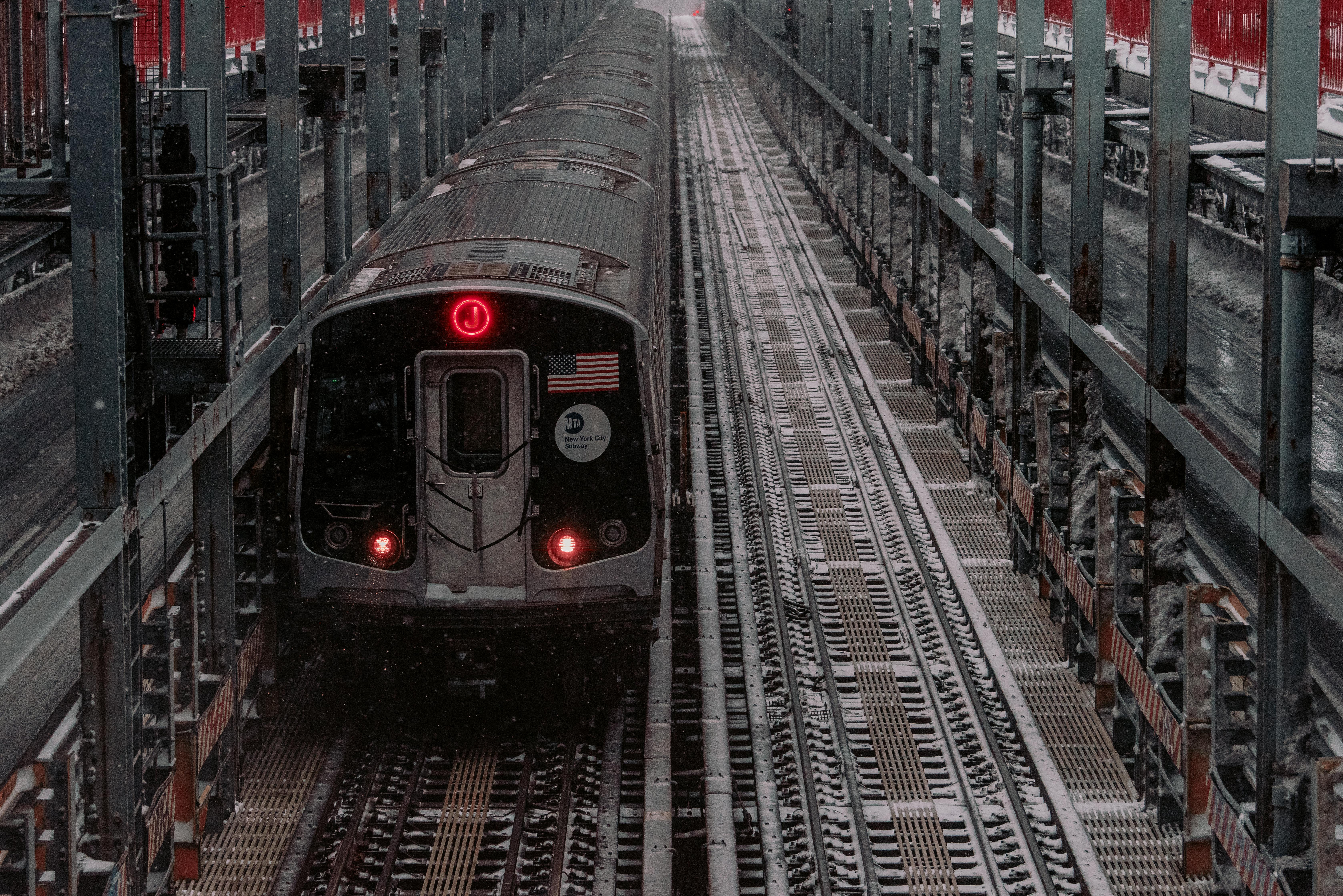 Un tren del subte pasa por Williamsburg Bridge poco antes de la suspensión del servicio (Scott Heins/Getty Images/AFP)