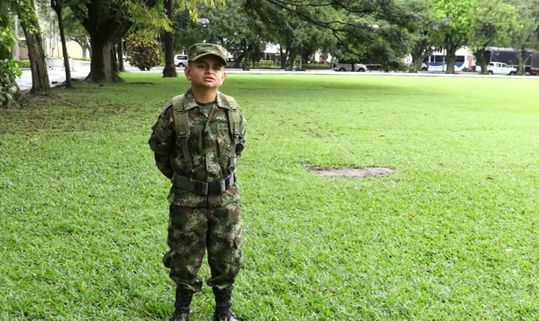 Esta es la historia del soldado de más baja estatura en el Ejército Nacional