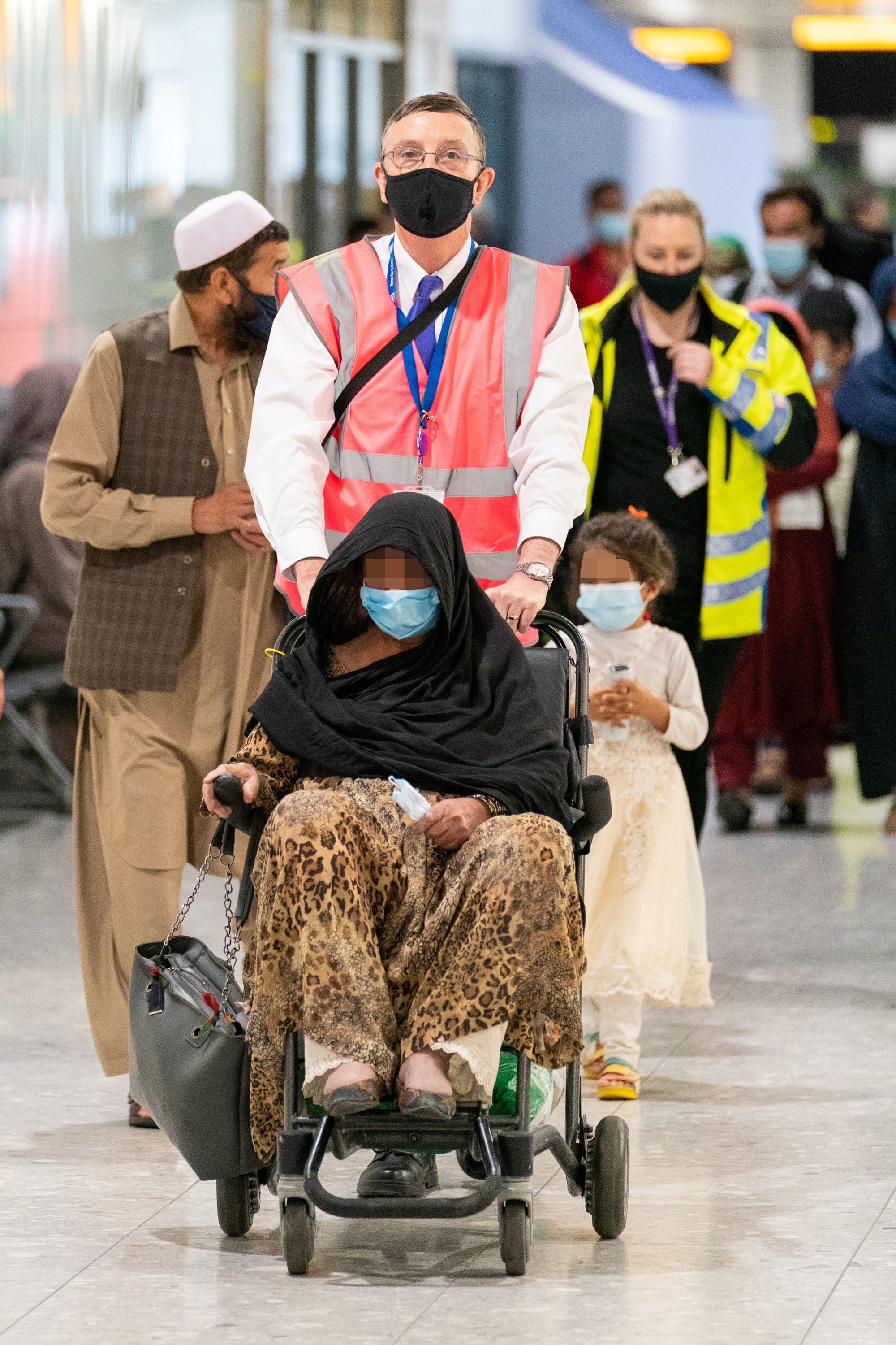 Refugiados afganos arriban al Reino Unido, pronto a finalizar su evacuación (Foto: REUTERS)