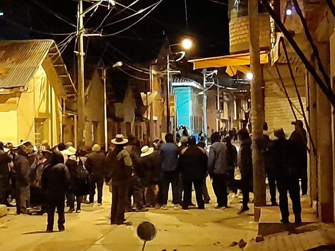 Cientos de personas rodean la comisaría de Ilave en busca de tomar las instalaciones (Fotos: Ilave Noticias)