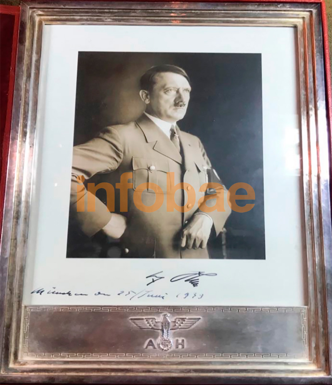 Foto autografiada por Hitler que recibió Labougle al finalizar el encuentro