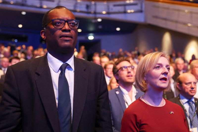 La primera ministra británica, Liz Truss, y el ex ministro de Hacienda Kwasi Kwarteng asisten a la conferencia anual del Partido Conservador, en Birmingham, Reino Unido, el 2 de octubre de 2022. REUTERS/Hannah McKay/Archivo