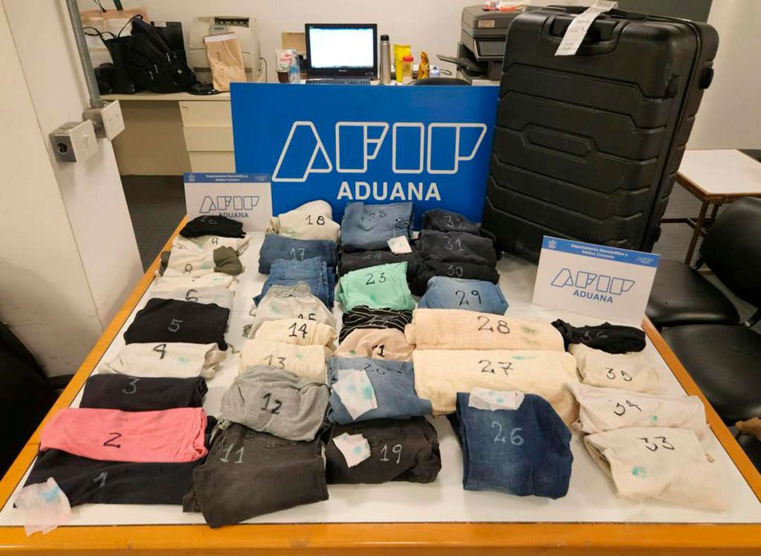 Las 36 prendas impregnadas con cocaína líquida que estaban en la valija de la detenida
