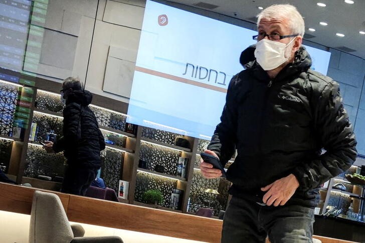 Foto del lunes del multimillonario ruso Roman Abramovich en un salón VIP del aeropuerto de Estambul antes de viajar a Israel. Mar 14, 2022. REUTERS/Stringer PROHIBIDA SU PIBLICACIÓN, USO EDITORIAL O COMERCIAL E ISRAEL