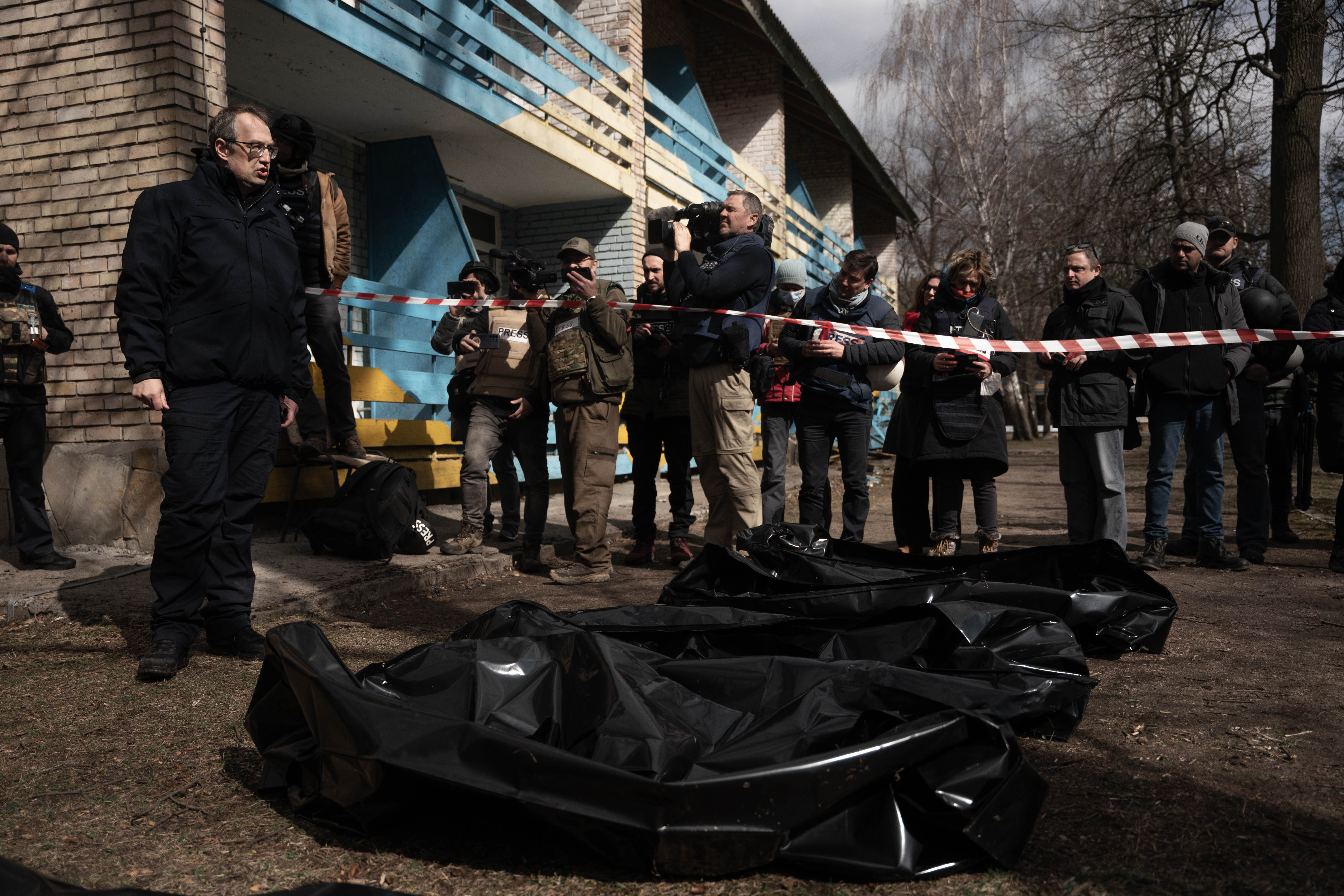 IMAGENES SENSIBLES - Infobae en Bucha - Centro de Tortura Ruso - Civiles ucranianos asesinados - Muertos - Guerra Ucrania - 04/04/22