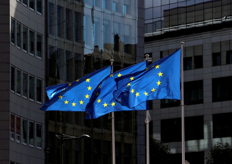 FOTO DE ARCHIVO: Banderas de la Unión Europea frente a la sede de la Comisión Europea en Bruselas, Bélgica, el 21 de agosto de 2020. REUTERS/Yves Herman//File Photo - RC2QVL98Q9DY