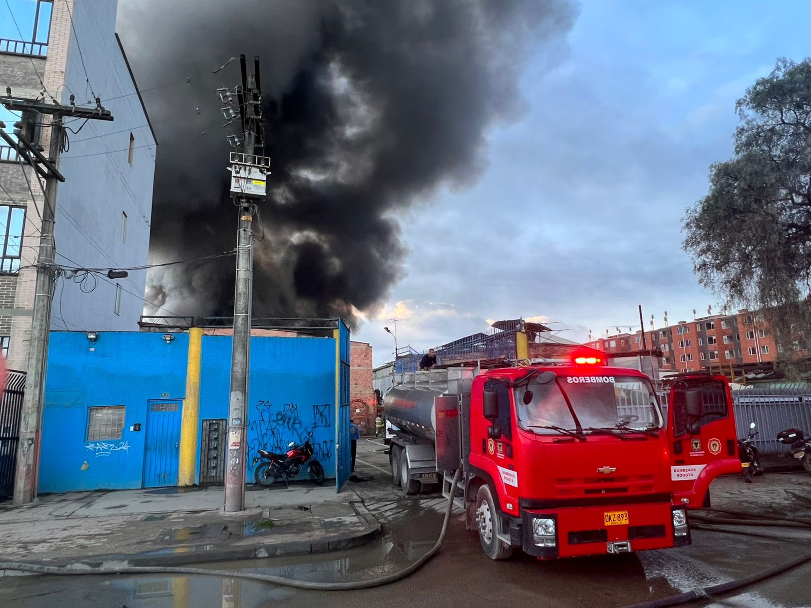 Impresionante incendio en el occidente de Bogotá es atendido por diez estaciones de bomberos