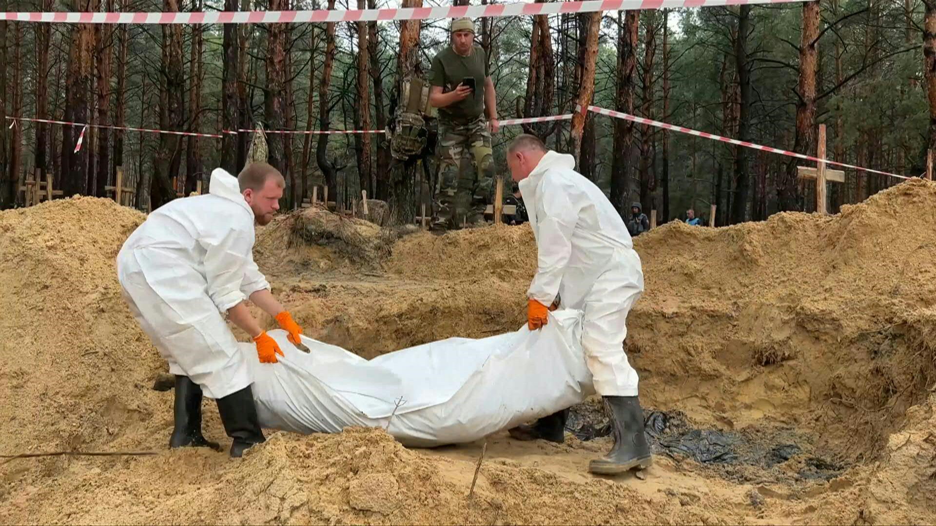 Una nueva masacre rusa en Ucrania. Cientos de cuerpos arrojados en fosas en un bosque en la periferia de Izium, ciudad recientemente reconquistada a las fuerzas rusas en el noreste ucraniano. (Armand Soldin/AFP)
