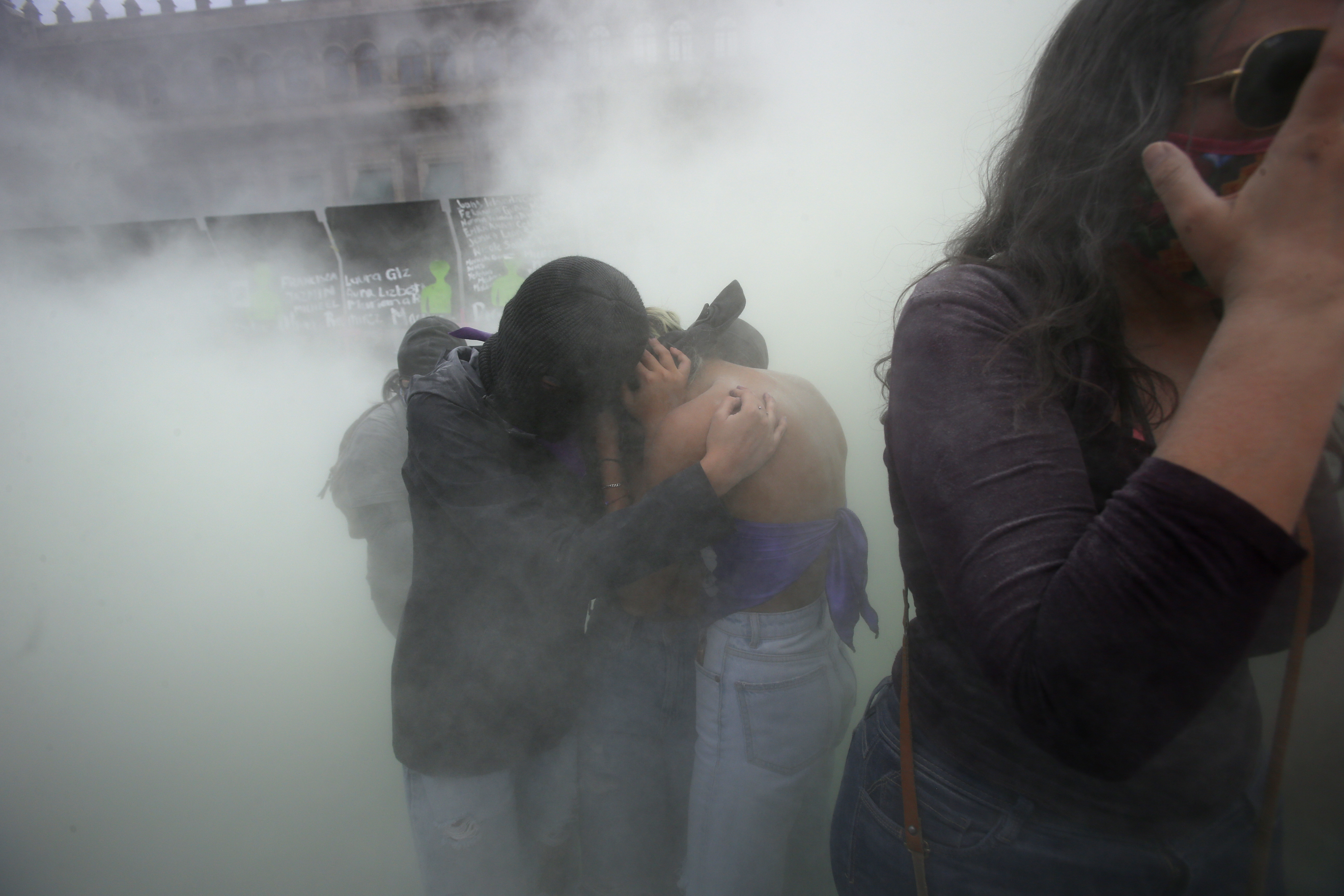 Usuarias en redes sociales denunciaron el uso de gas lacrimógeno en la marcha del 8 de marzo en la Ciudad de México (Foto: AP / Ginnette Riquelme)