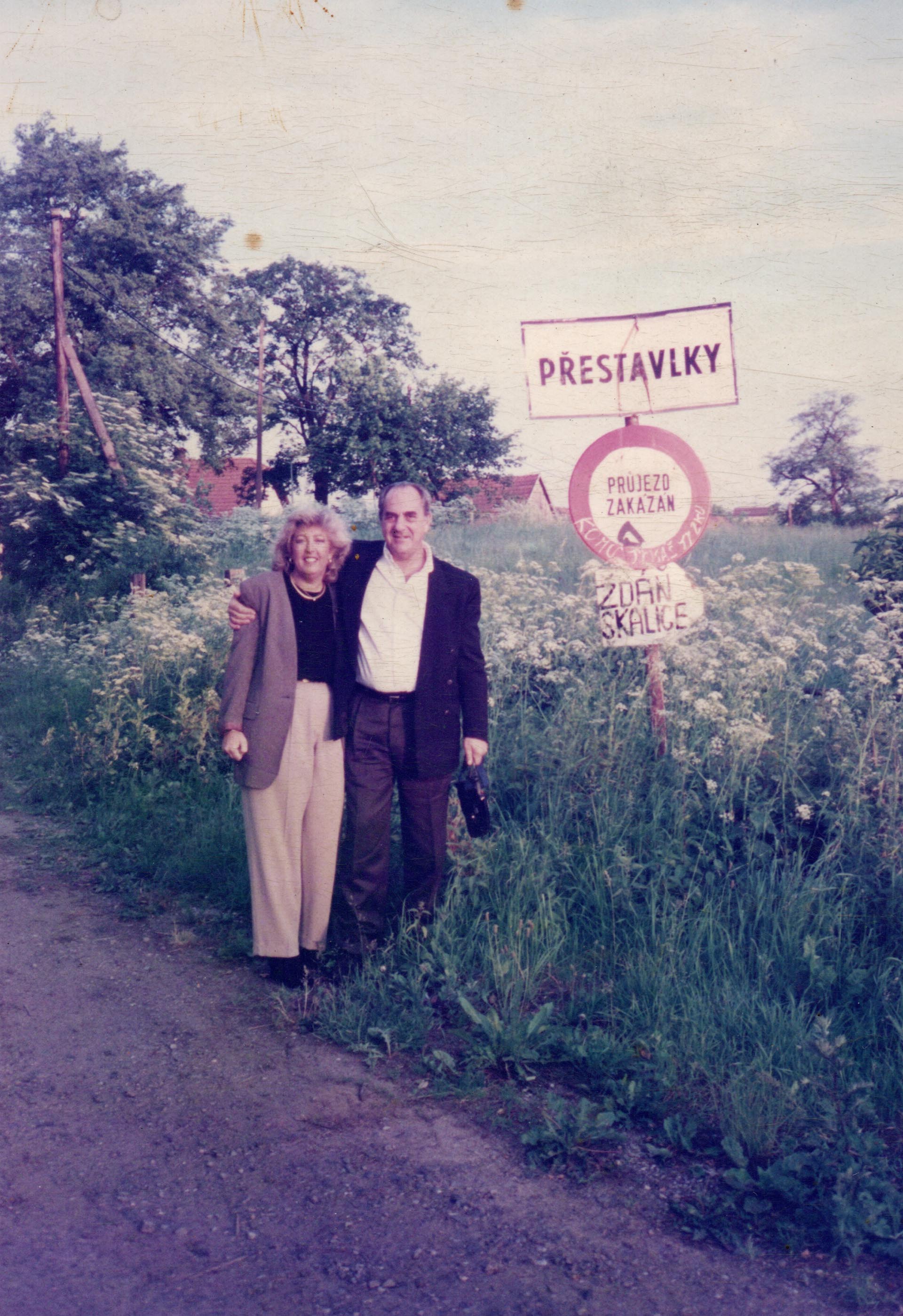 con Verónica Bontha, su pareja desde hace 37 años, en el pueblo de la entonces Checoslovaquia donde nació su madre, Adele