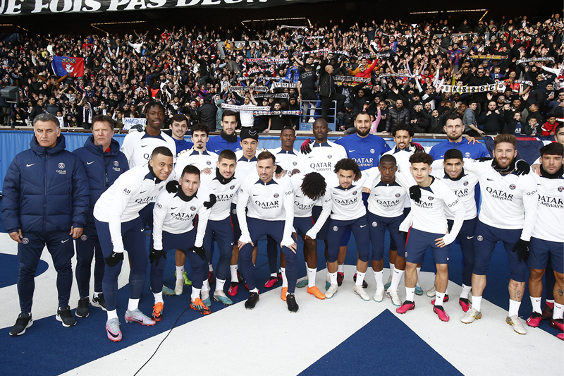 El abrazo de Mbappé a Messi en la foto grupal