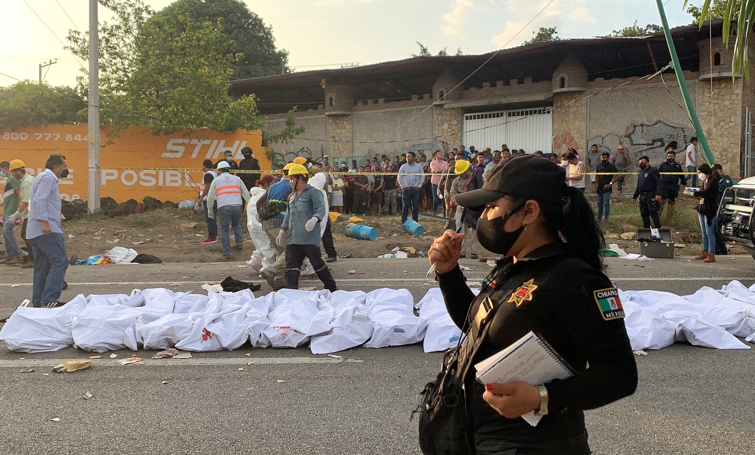 Fotografía de los cuerpos de fallecidos hoy en la zona del accidente de un camión donde viajaban migrantes, en el municipio Chiapa de Corzo, estado de Chiapas. (México). EFE/Carlos López
