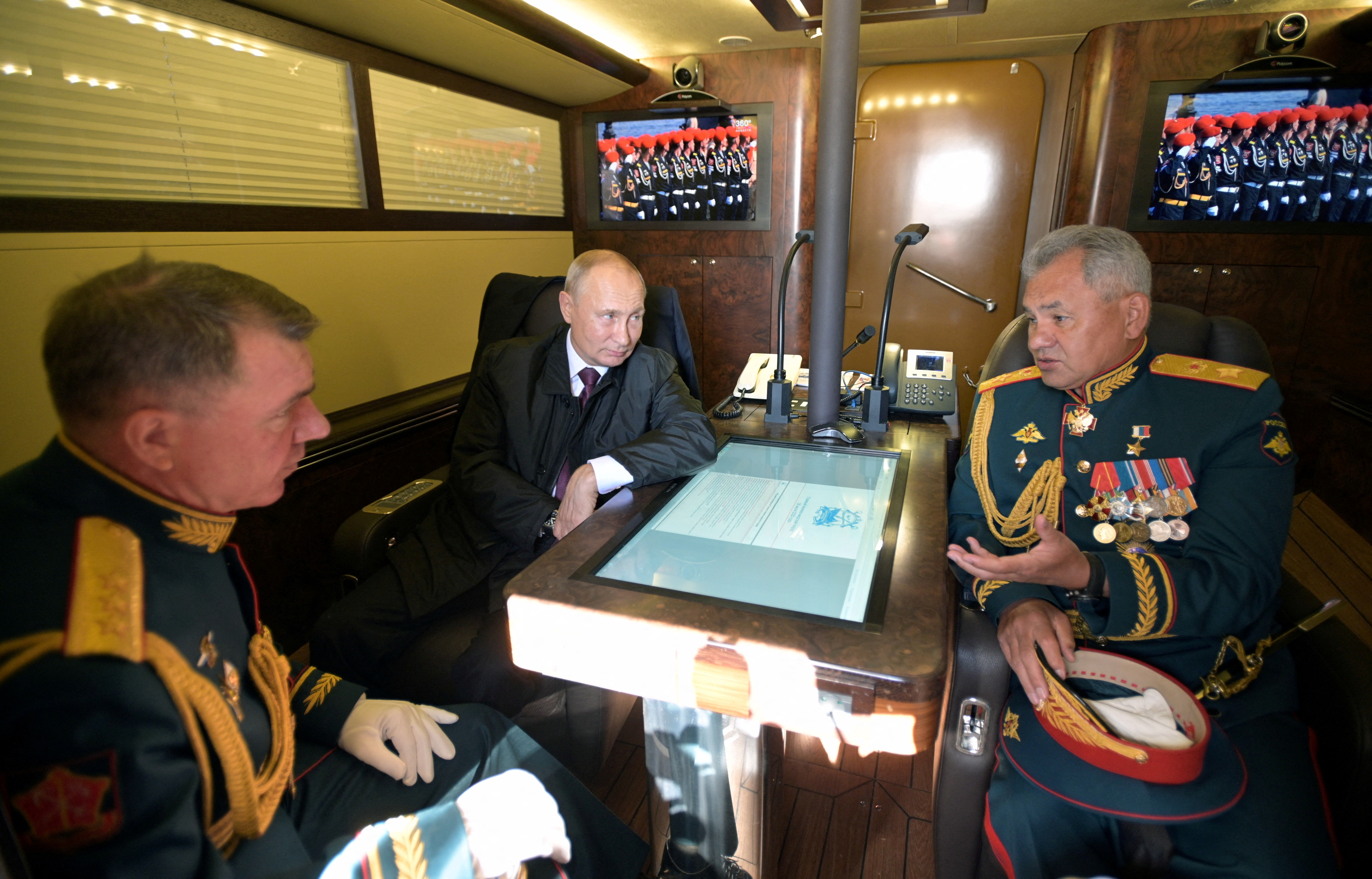 El presidente ruso, Vladimir Putin, el ministro de Defensa, Sergei Shoigu, y el comandante del Distrito Militar Occidental de las Fuerzas Armadas rusas, Alexander Zhuravlyov