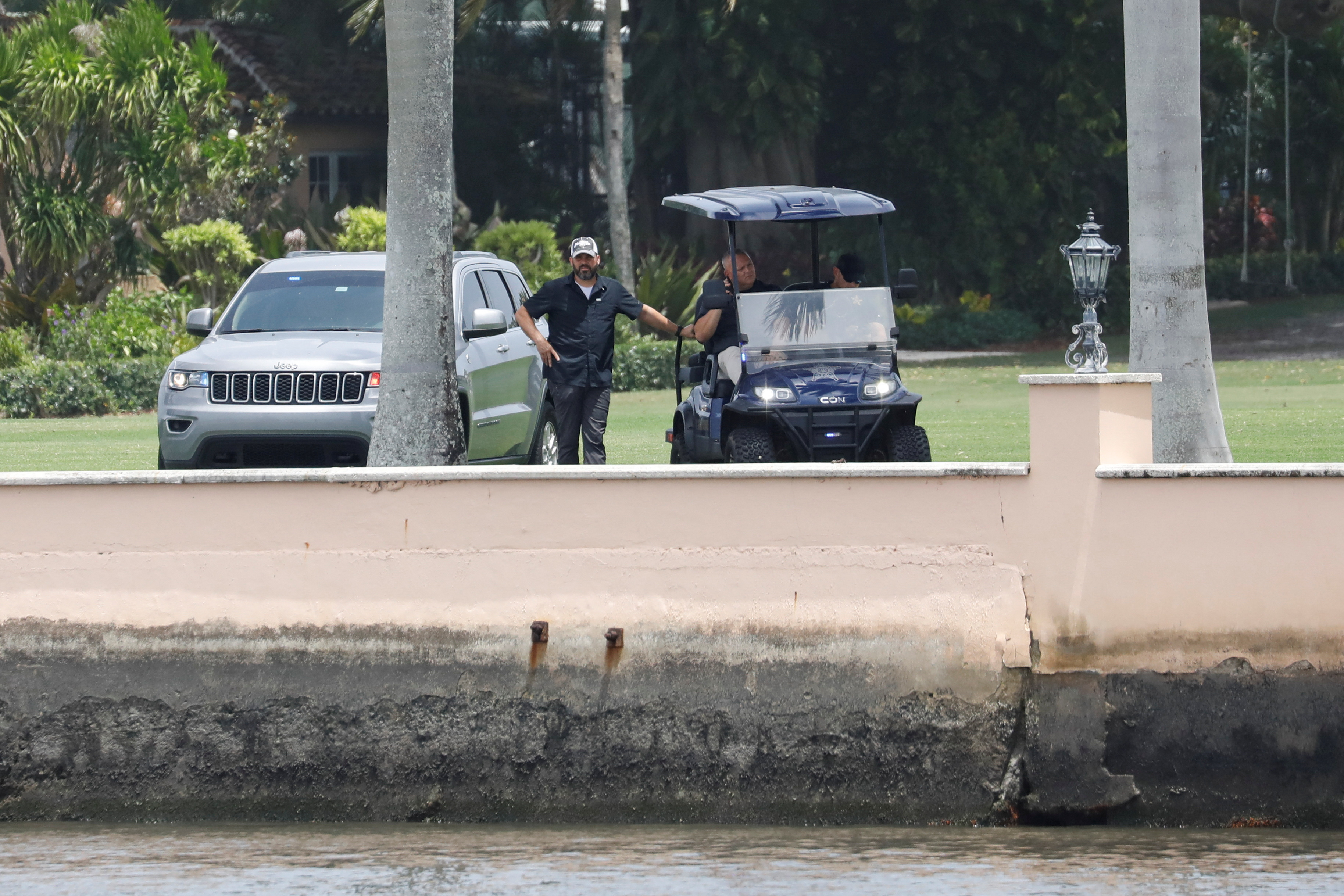 Agentes de seguridad frente a Mar-a-Lago, la casa del ex presidente Donald Trump en Palm Beach, Florida
