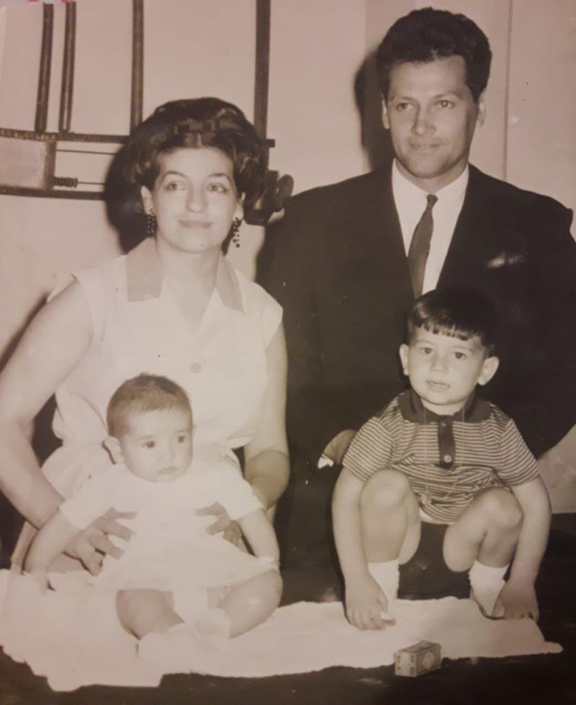 Irene Vidoz y Miguel Coronel, padres de Pablo Ruiz, junto a sus hijos Claudio y Silvina, los mayores de 4 hermanos. Pablo es el menor