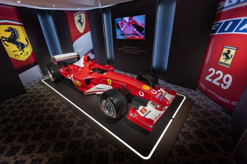 Foto del viernes de la Ferrari F2003 GA número de chasis 229 con el que el piloto de Fórmula 1 Michael Schumacher ganó su sexto título de Campeón del Mundo se vio durante una vista previa en Sotheby's antes de la subasta Ginebra, Suiza Nov 4, 2022. REUTERS /Denis Balibouse
