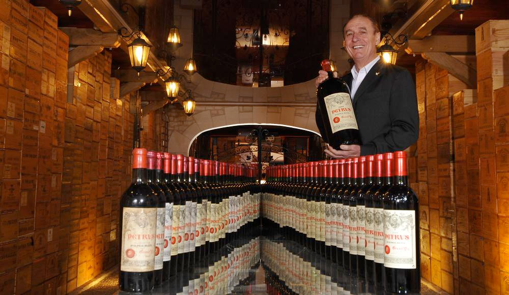 Michel-Jack Chasseuil frente a algunas de sus raras botellas.Foto: Facebook