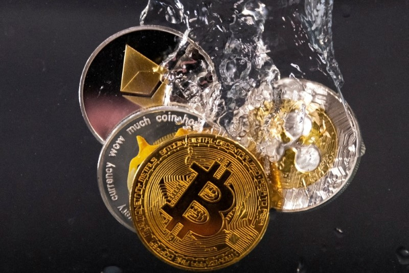 FILE PHOTO: Souvenir tokens representing cryptocurrency networks Bitcoin, Ethereum, Dogecoin and Ripple plunge into water in this illustration taken May 17, 2022. REUTERS/Dado Ruvic/Illustration