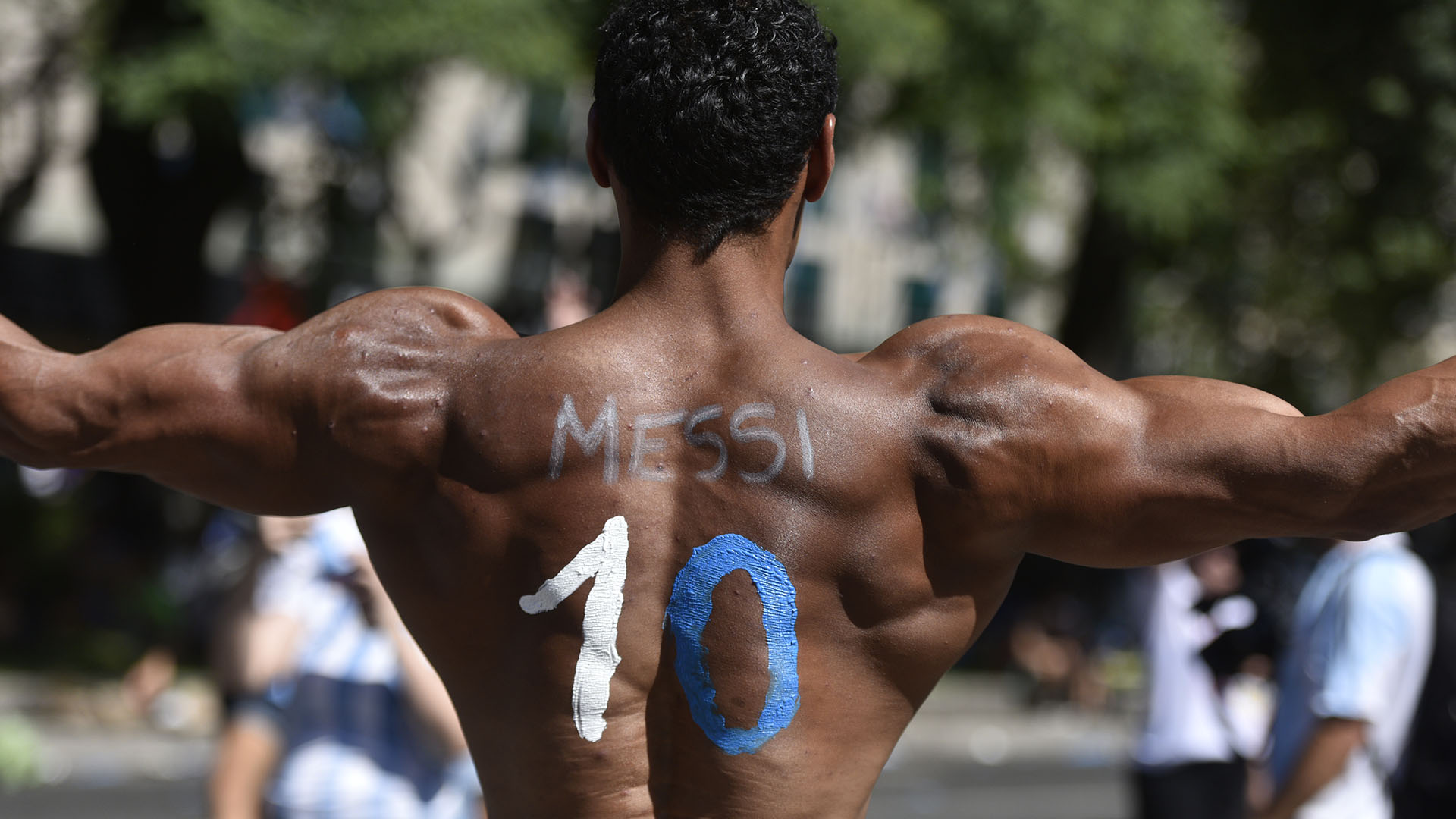 La espalda ancha por el triunfo y el 10 de Messi (Crédito: Adrian Escandar)