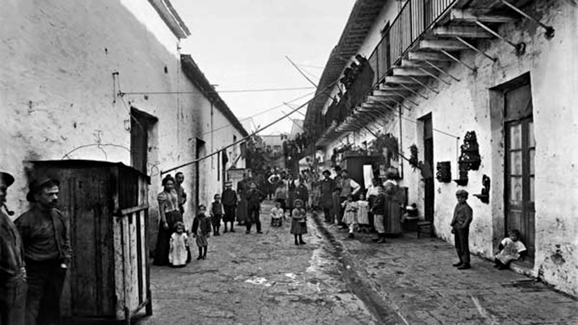 Un conventillo bajo la lente de Harry Grant Olds (Foto: H.G OLDS/
Télam)