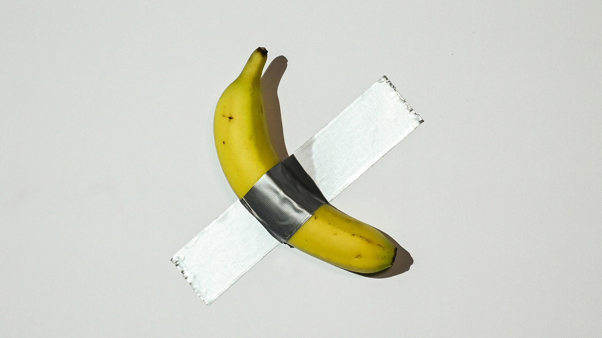 Maurizio Cattelan vuelve a ser noticia: desaparece la banana m&aacute;s pol&eacute;mica del arte en un museo franc&eacute;s