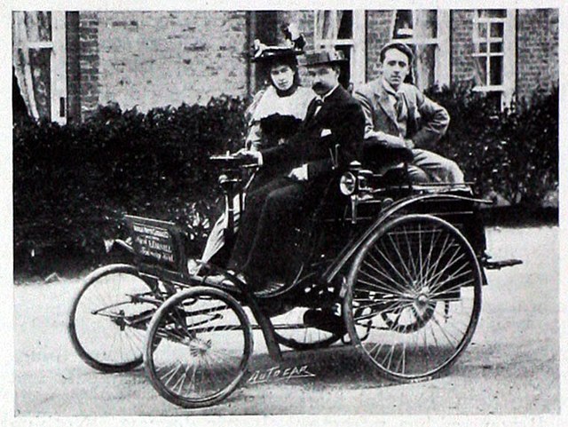 Walter Arnold a bordo de su automóvil. Por entonces, el diseño era similar a los carruajes (Wikipedia)