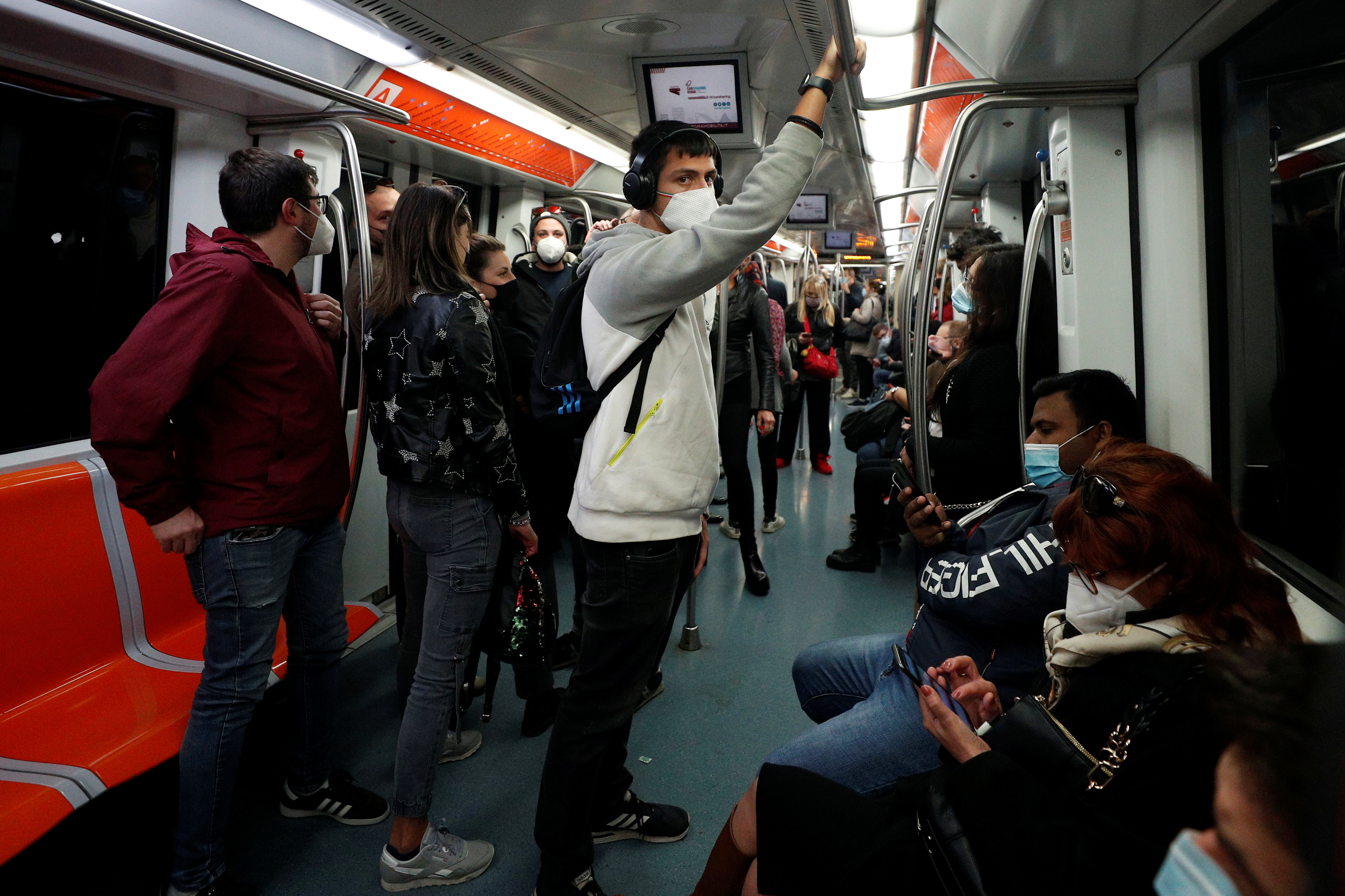 Pasajeros con máscaras faciales viajan en el metro de Roma, Italia. REUTERS/Guglielmo Mangiapane