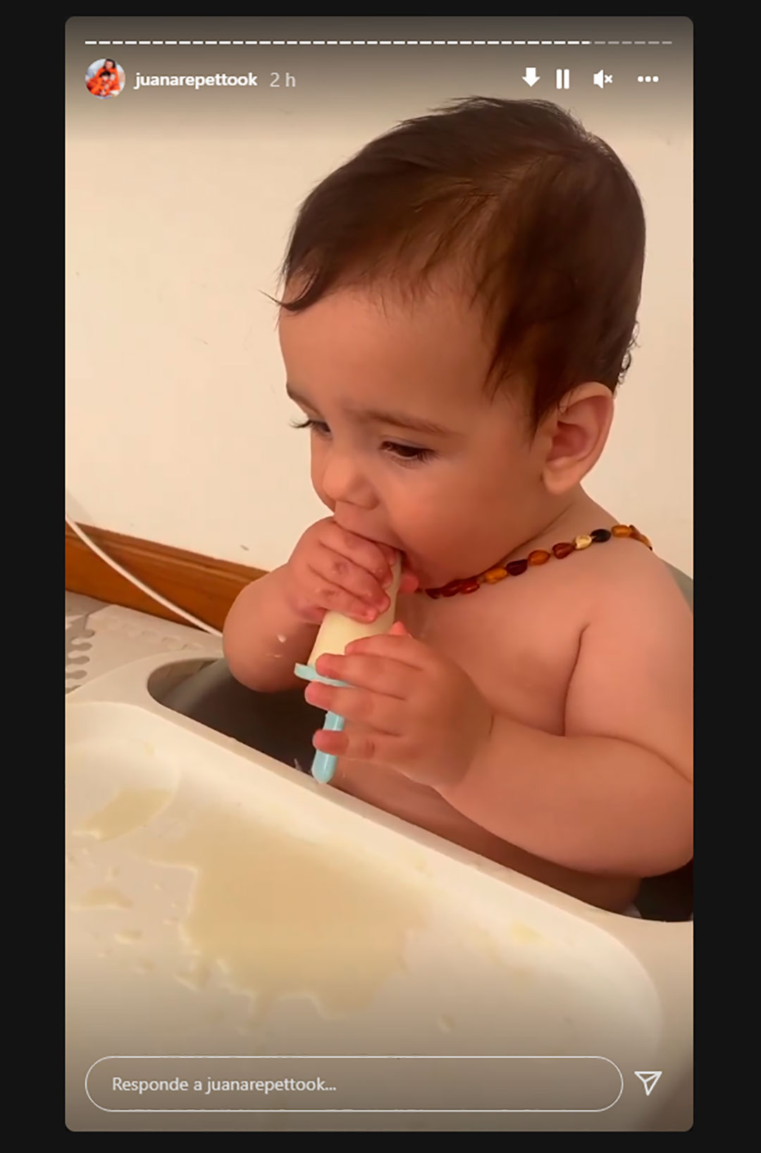 Belisario tomando helado de leche materna