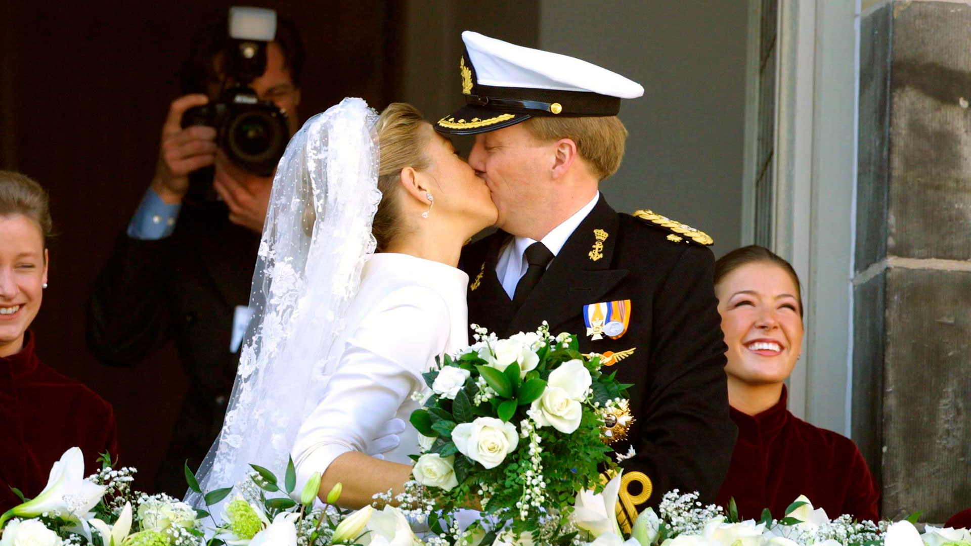 El primer beso frente al pueblo holandés que vitoreaba a los novios (Shutterstock)