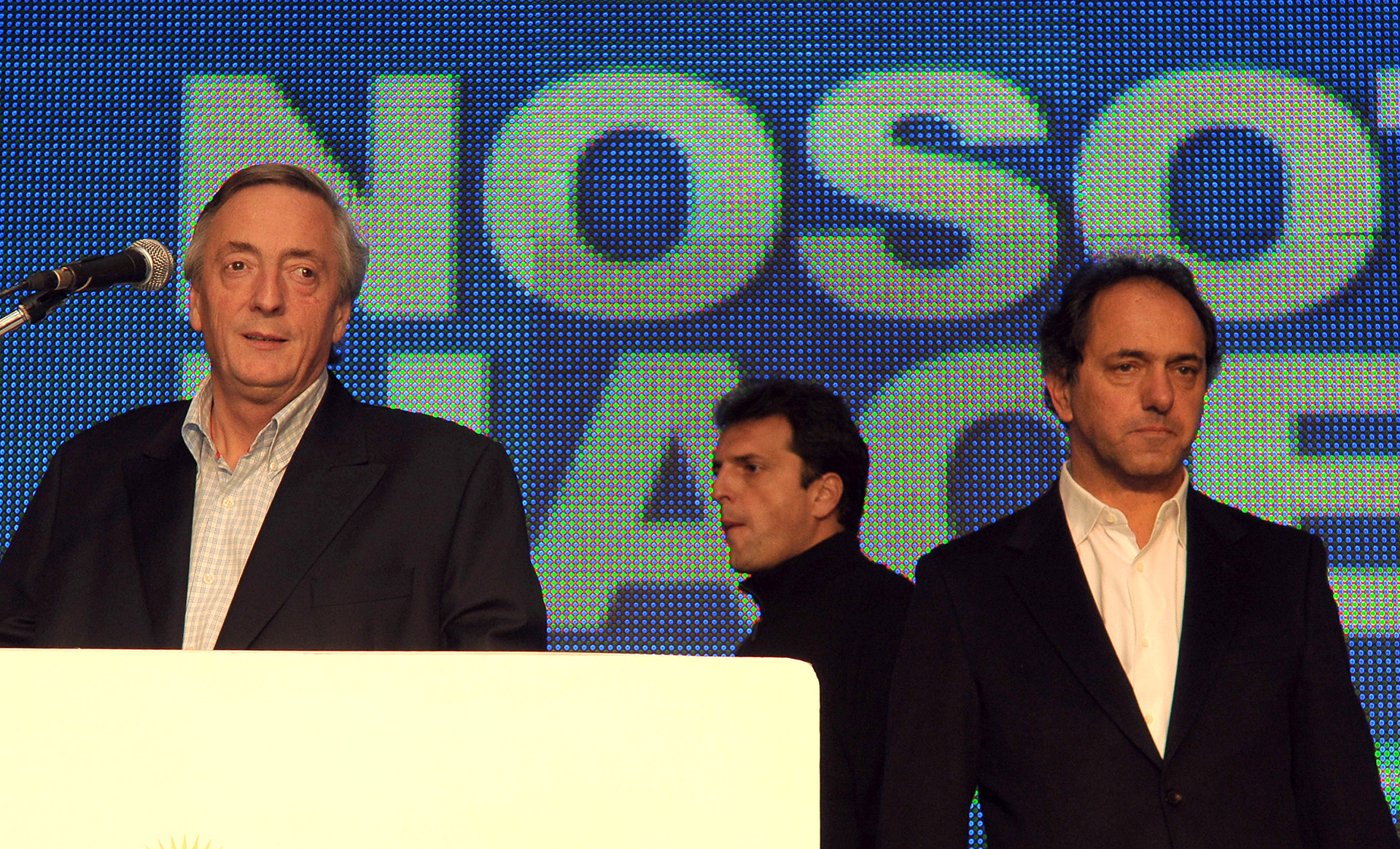 Las caras lo dicen todo: Kirchner y Scioli, cabezas de lista bonaerense del oficialismo, y Massa, entonces jefe de Gabinete, en la noche de la derrota electoral en las legislativas 2009
(Photo by Grupo44/LatinContent/Getty Images)